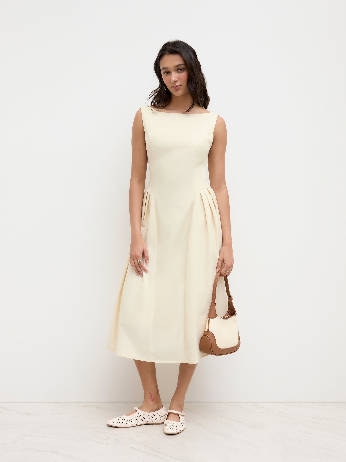 Vestido midi de mezcla de lino con cuello barco, volantes y espalda descubierta - Beige