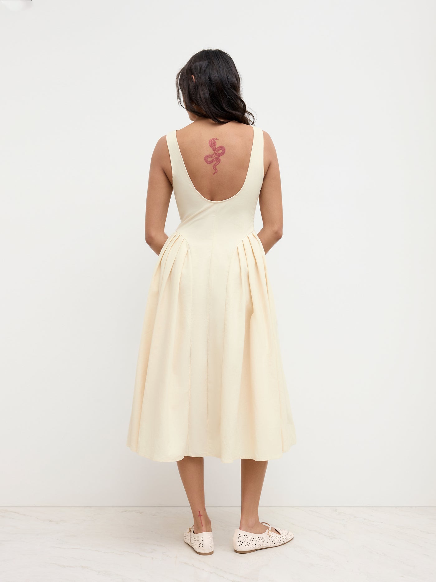 Vestido midi de mezcla de lino con cuello barco, volantes y espalda descubierta - Beige