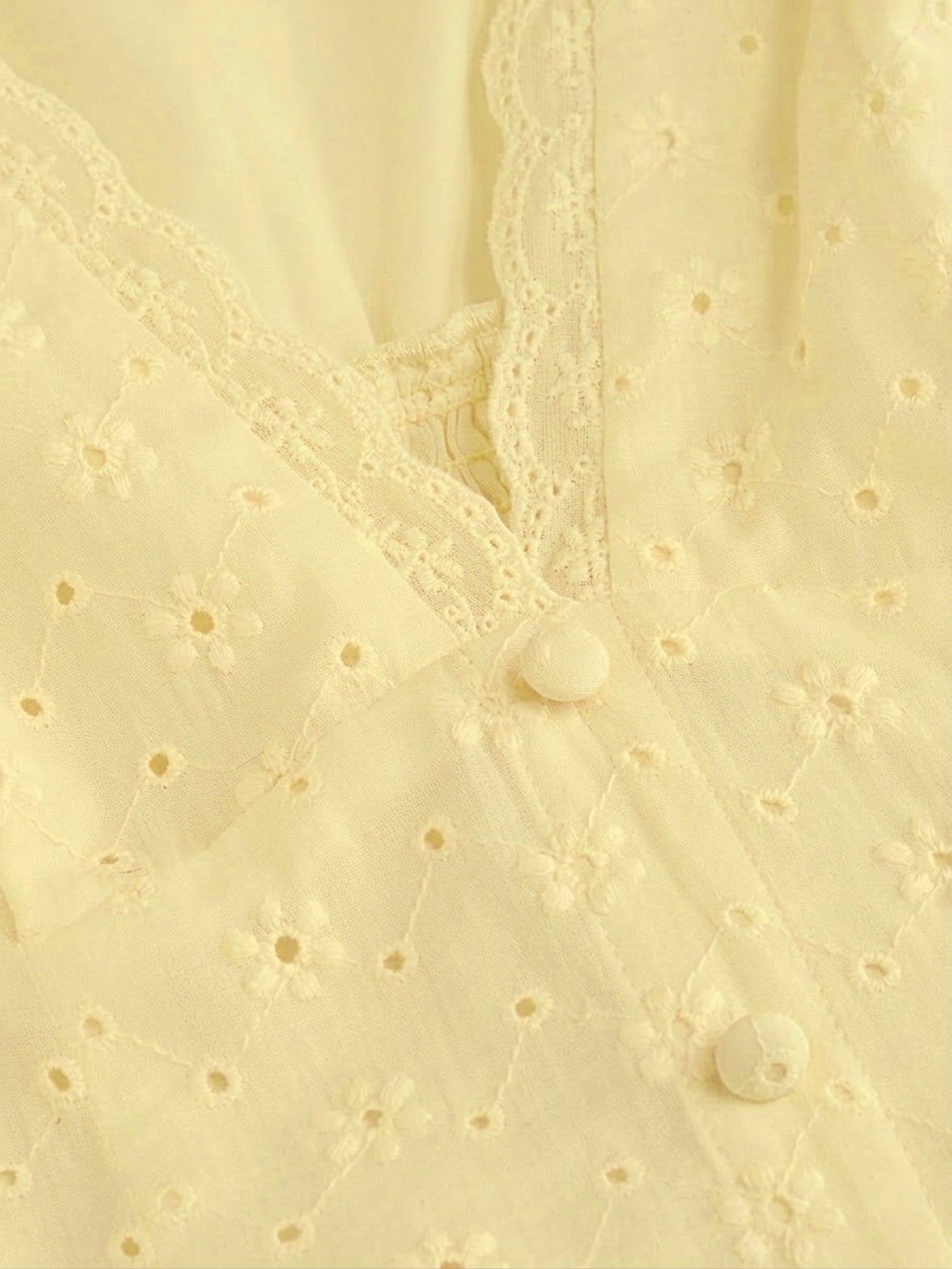 Vestido midi de algodón con cuello en V, bordado inglés, detalle floral, encaje y botones - Amarillo
