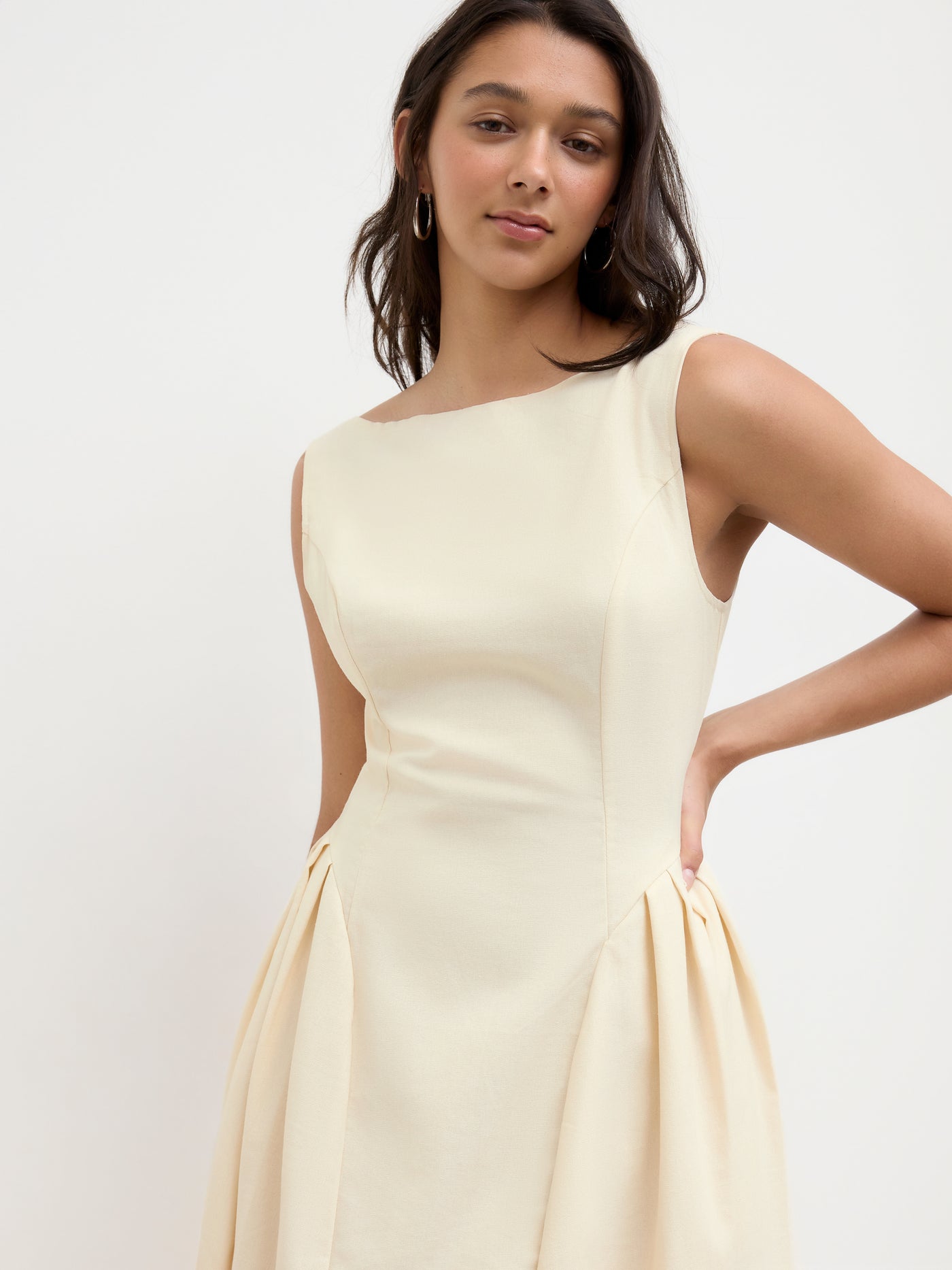 Vestido midi de mezcla de lino con cuello barco, volantes y espalda descubierta - Beige