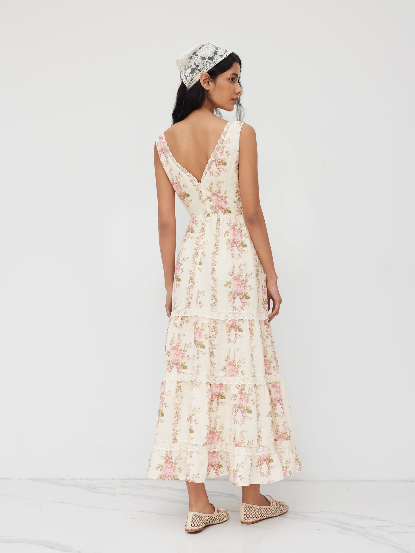 Vestido largo floral con cuello en V, encaje, lazada y capas - Rosa
