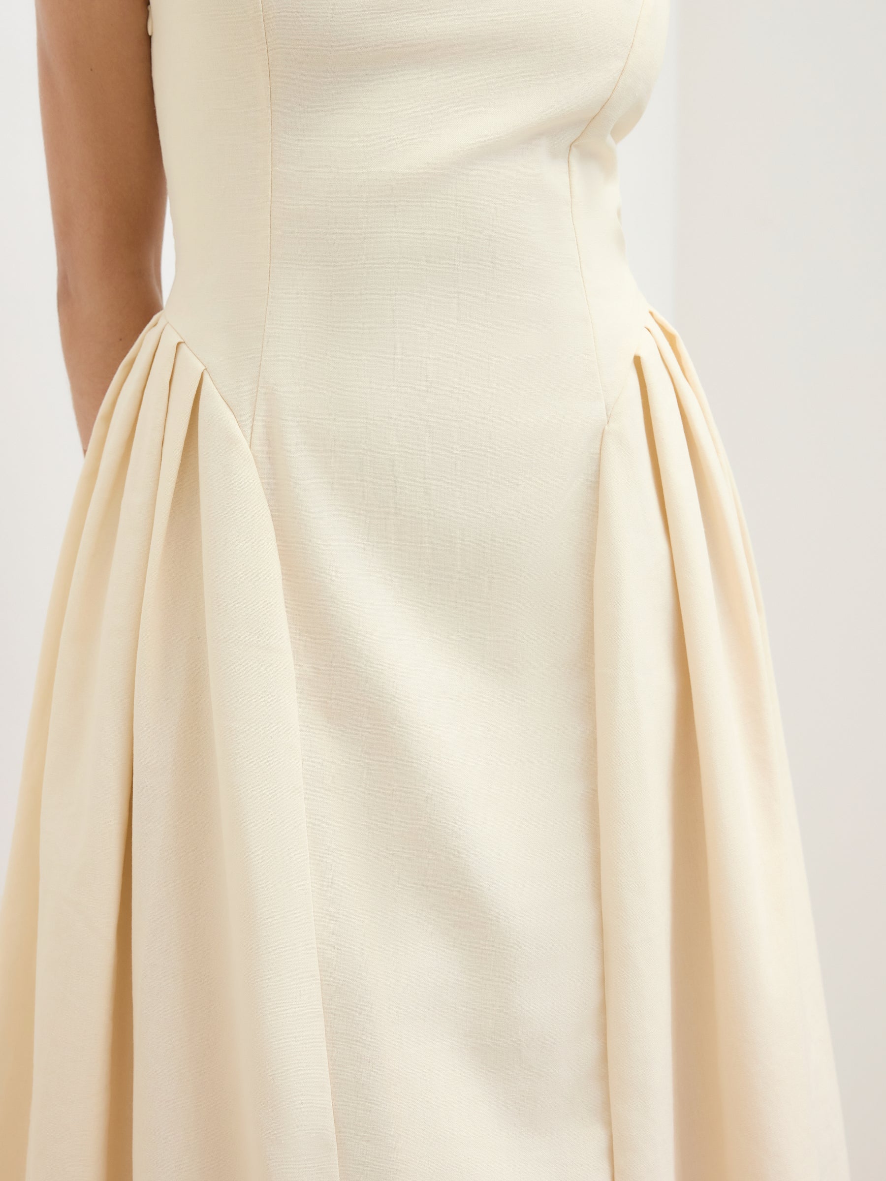 Vestido midi de mezcla de lino con cuello barco, volantes y espalda descubierta - Beige