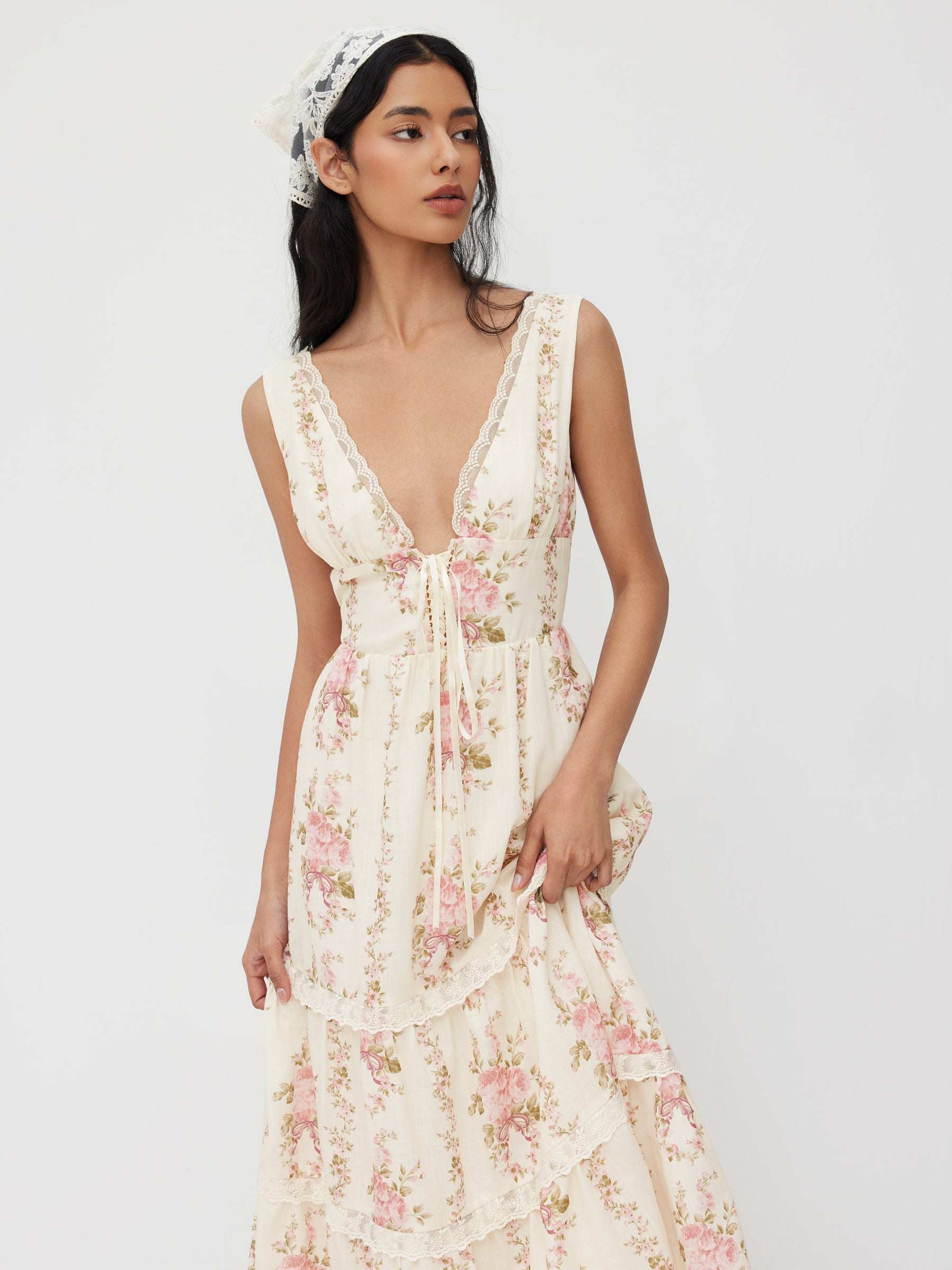 Vestido largo floral con cuello en V, encaje, lazada y capas - Rosa
