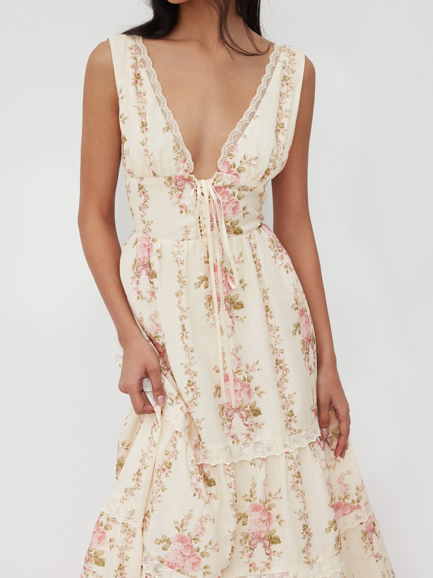 Vestido largo floral con cuello en V, encaje, lazada y capas - Rosa