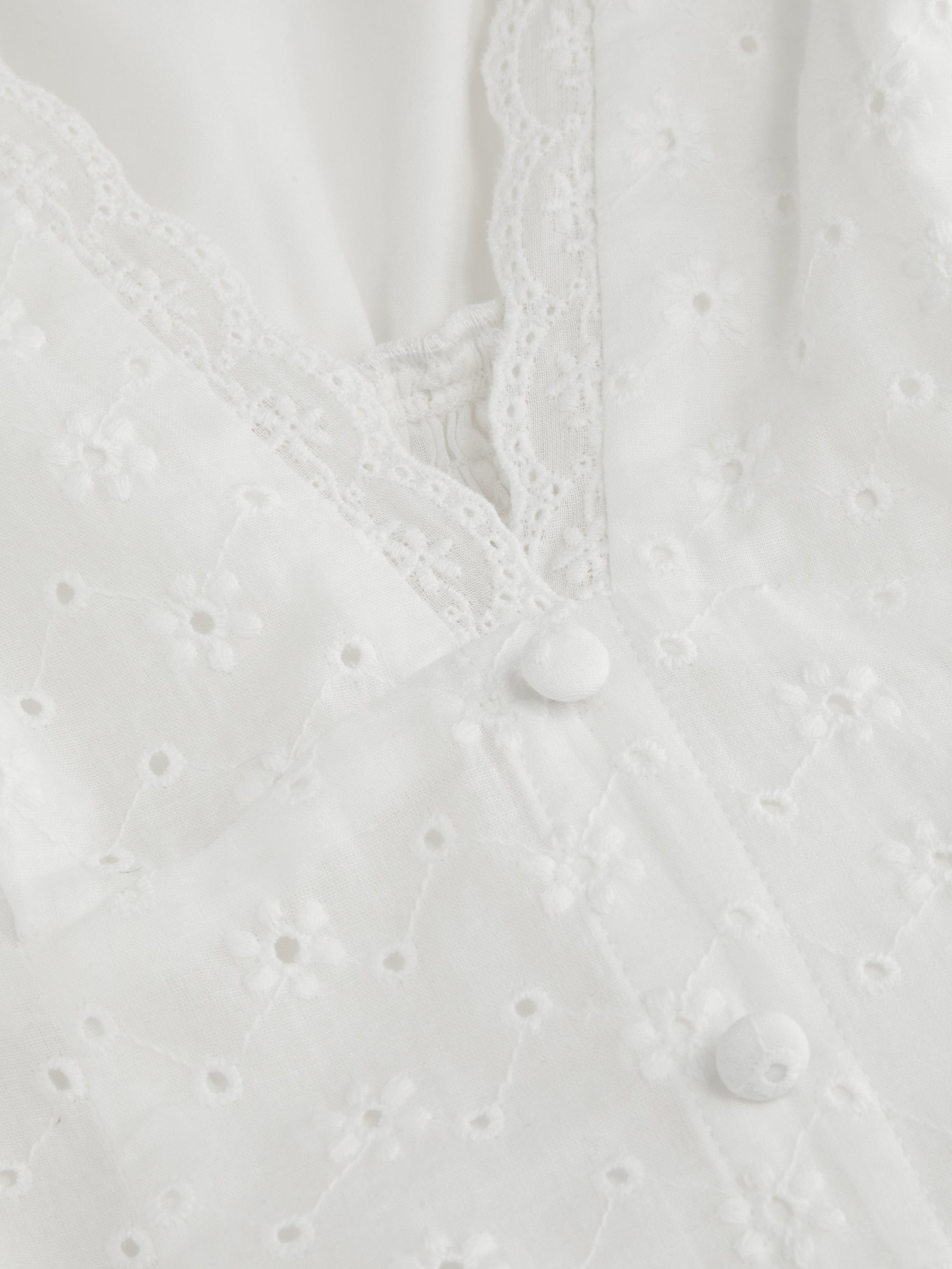 Vestido midi de algodón con cuello en V, bordado inglés, detalle floral, encaje y botones - Blanco