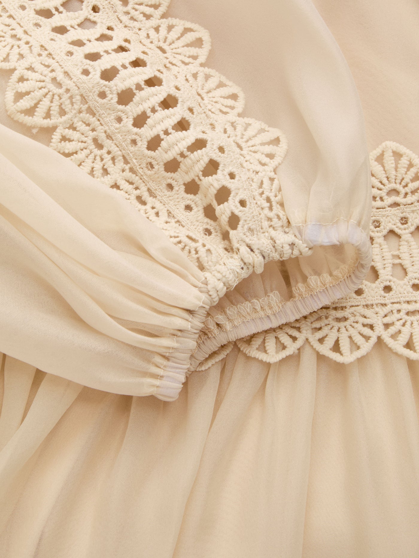 Vestido largo de gasa con cuello alto, guipur y botones de perla