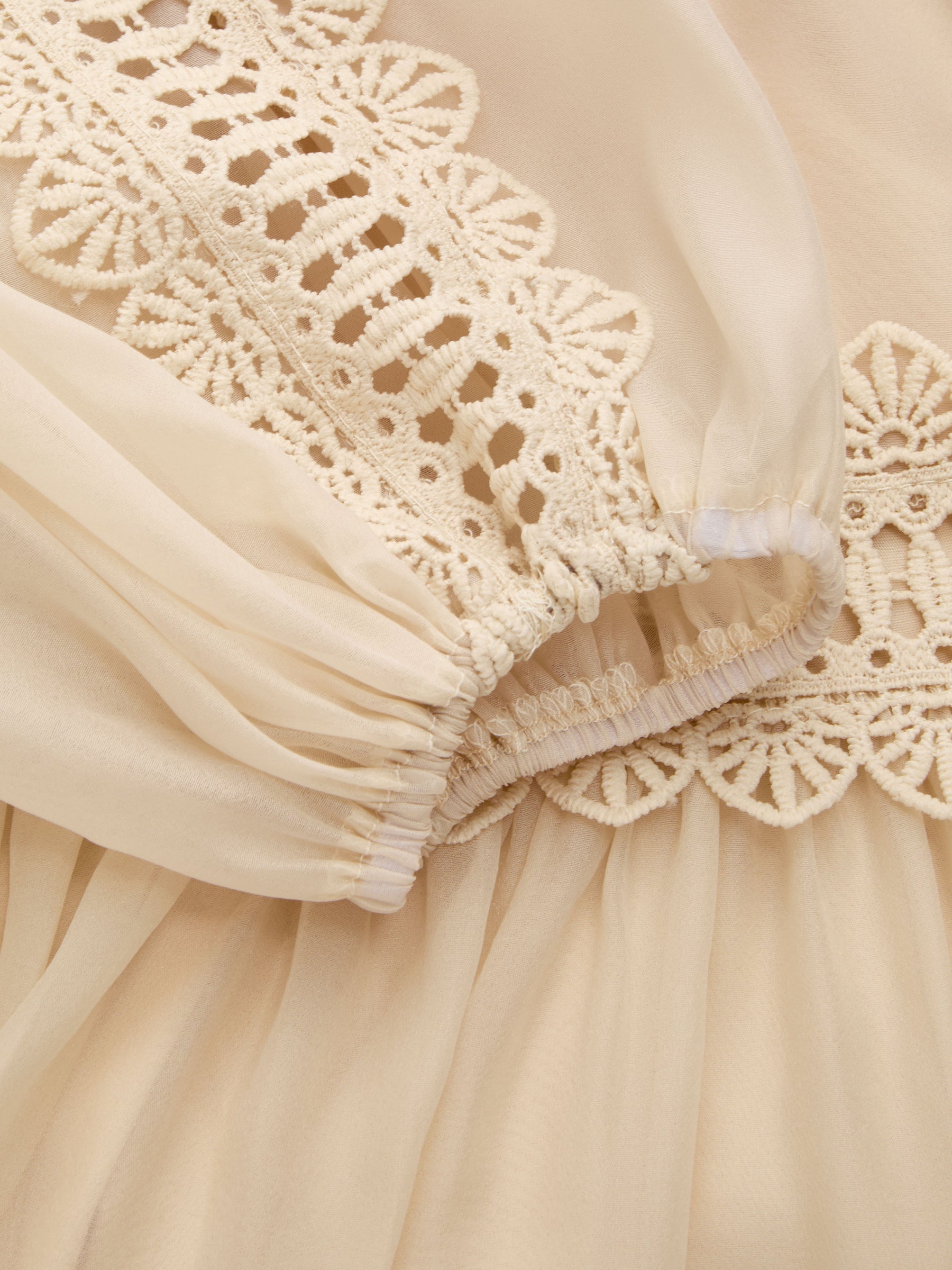 Vestido largo de gasa con cuello alto, guipur y botones de perla