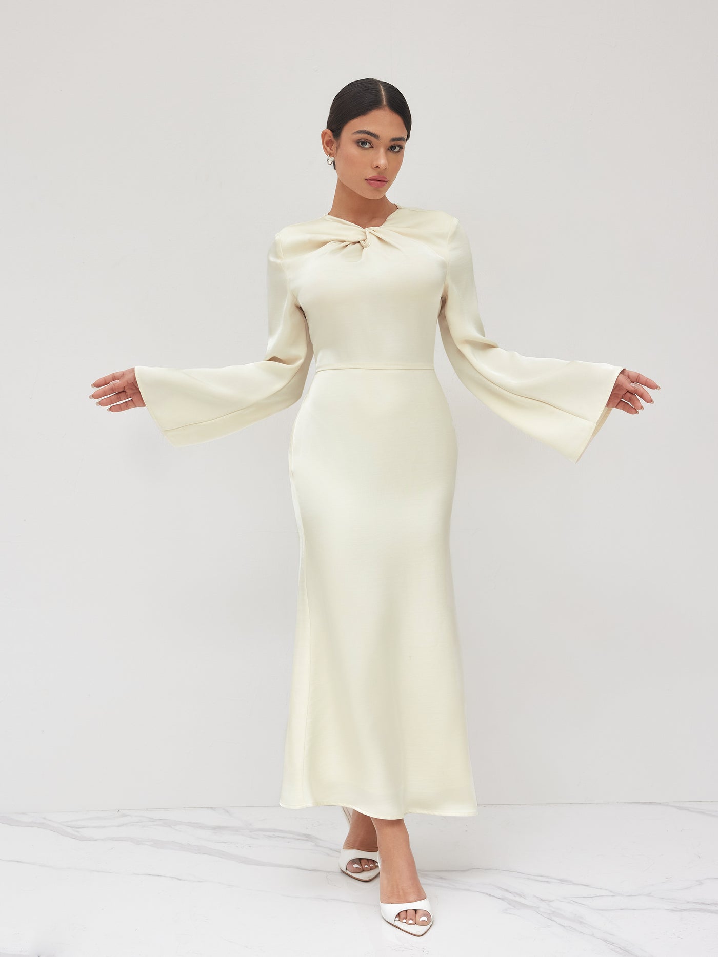Vestido largo con escote asimétrico, nudo y volante