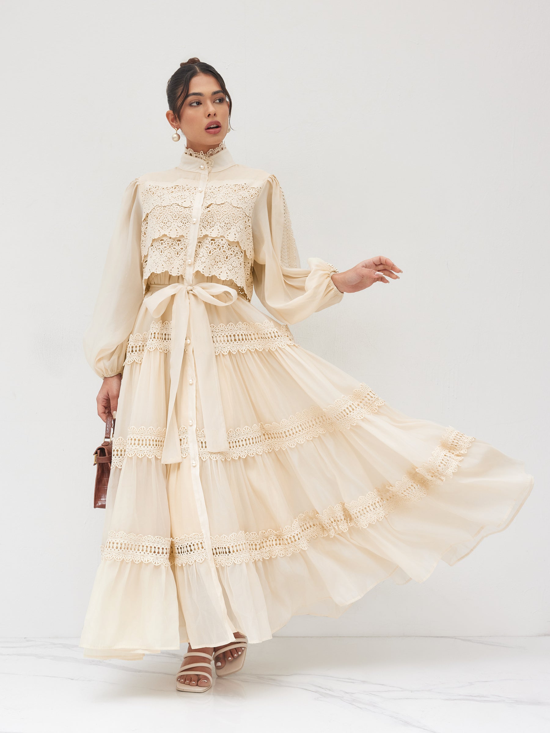 Vestido largo de gasa con cuello alto, guipur y botones de perla