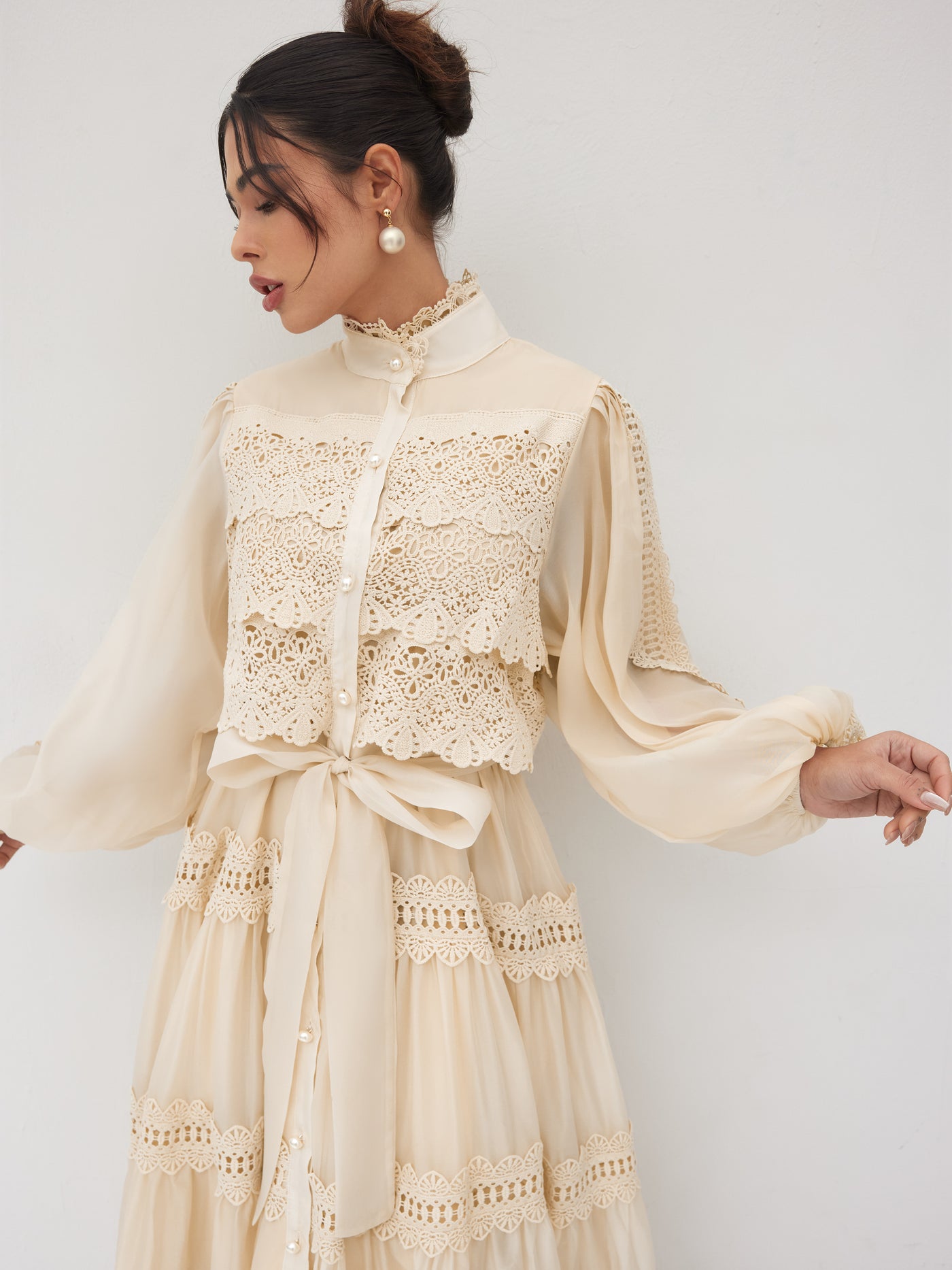 Vestido largo de gasa con cuello alto, guipur y botones de perla
