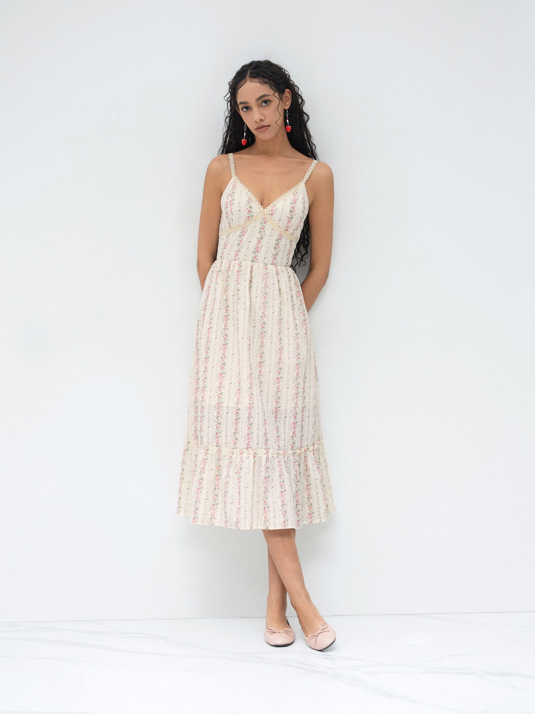Vestido largo floral de algodón con cuello en V y fruncido