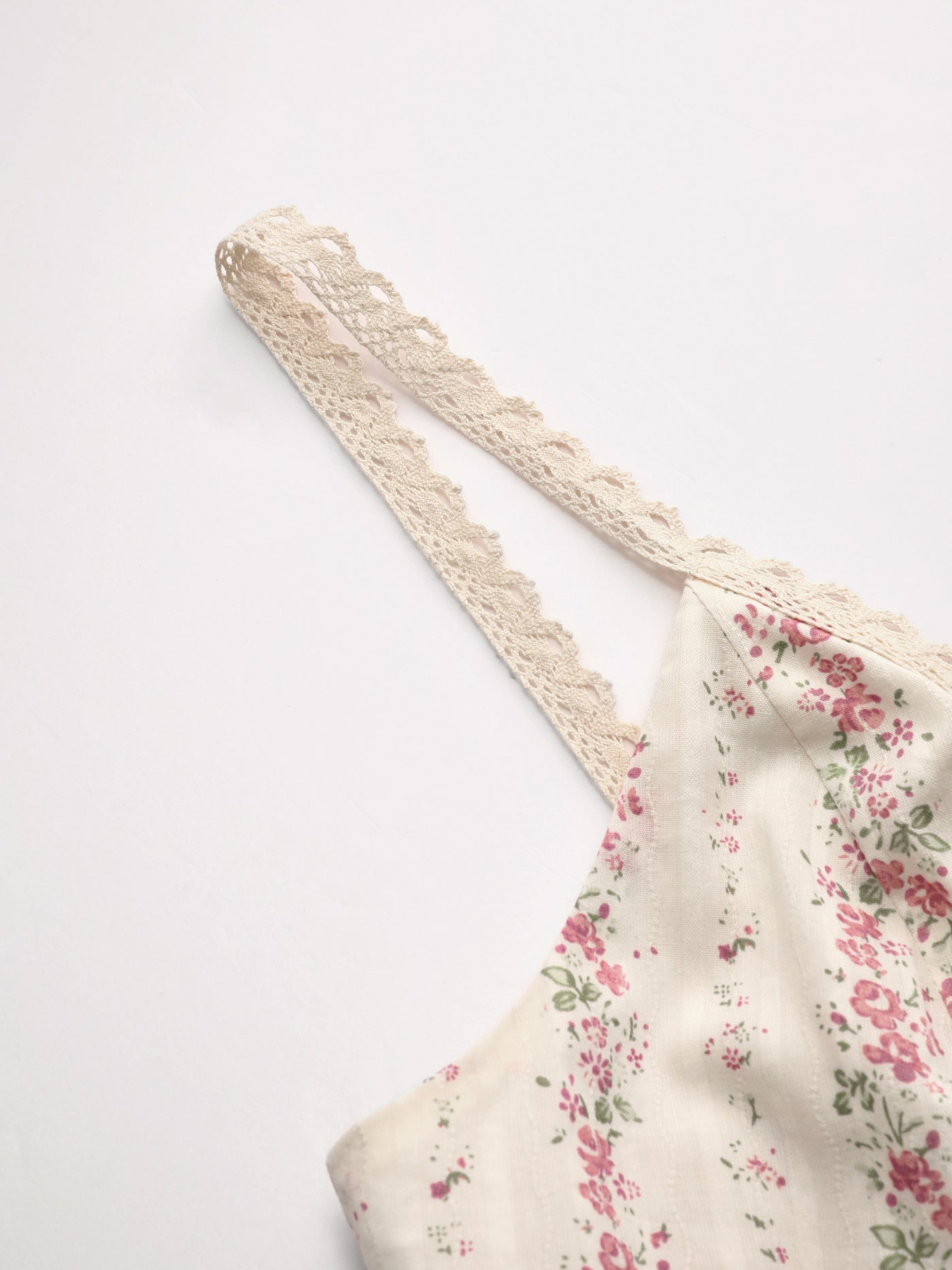 Vestido largo floral de algodón con cuello en V y fruncido