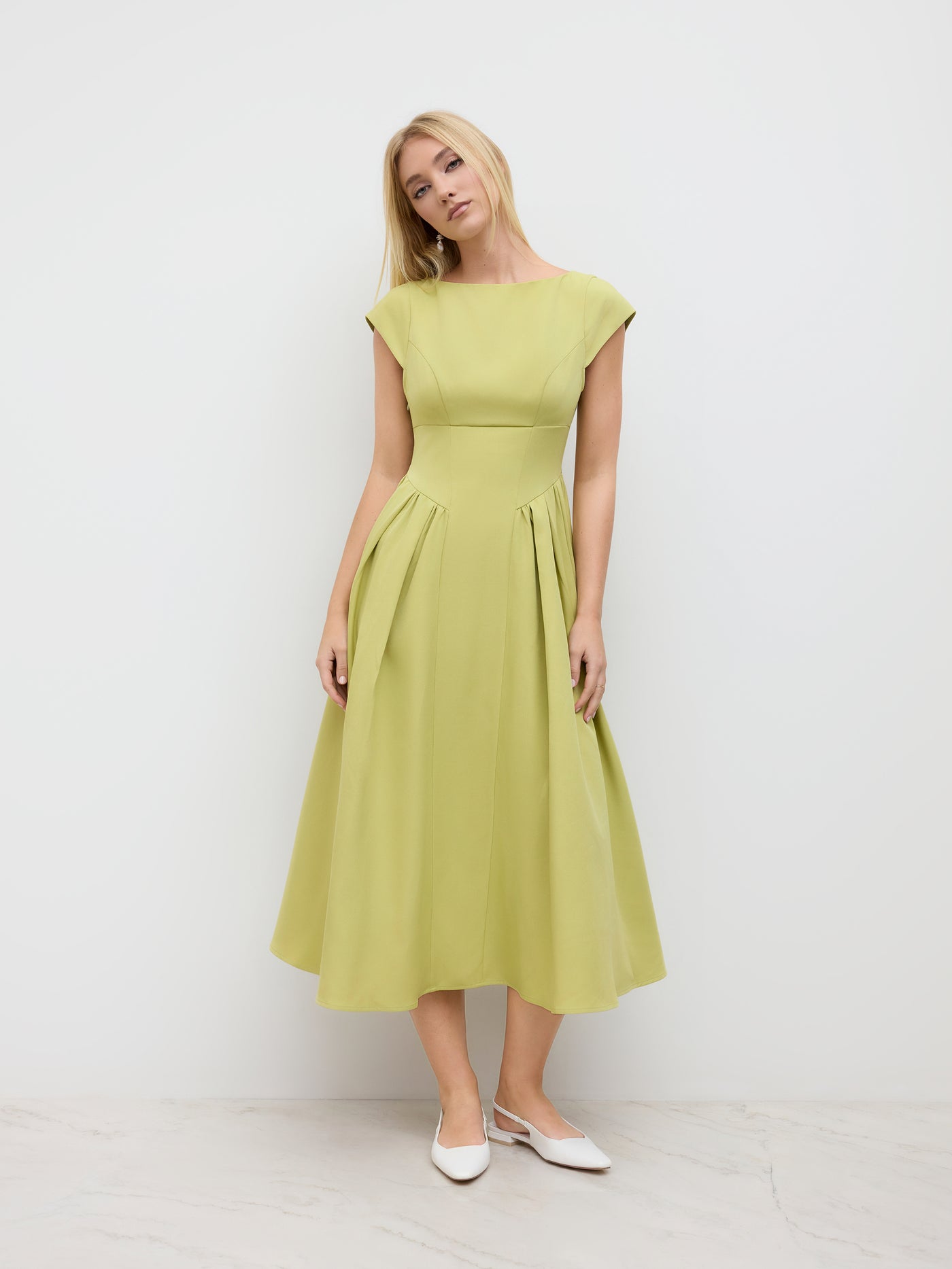 Vestido largo con cuello barco, espalda descubierta, aberturas y volante