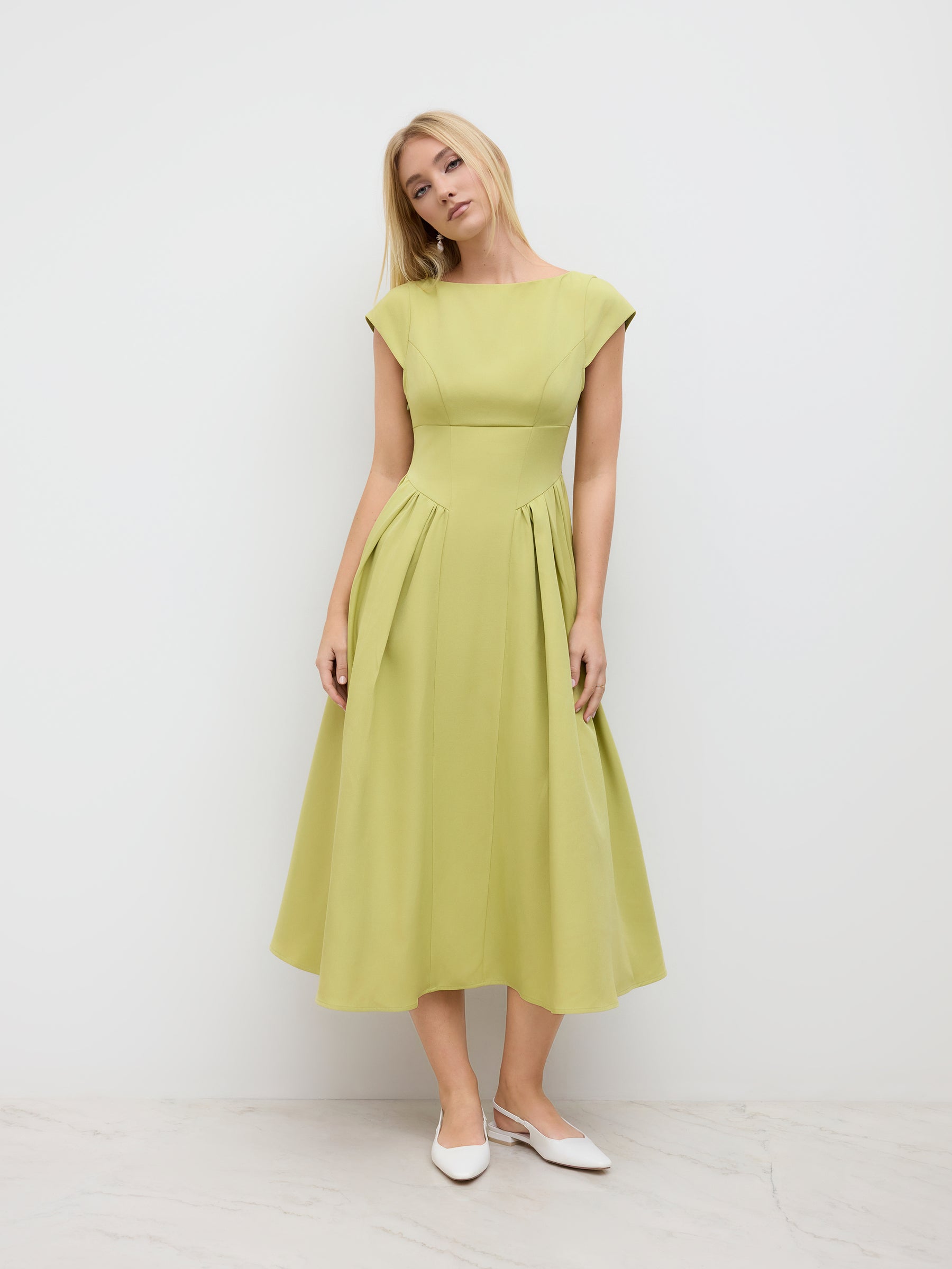 Vestido largo con cuello barco, espalda descubierta, aberturas y volante