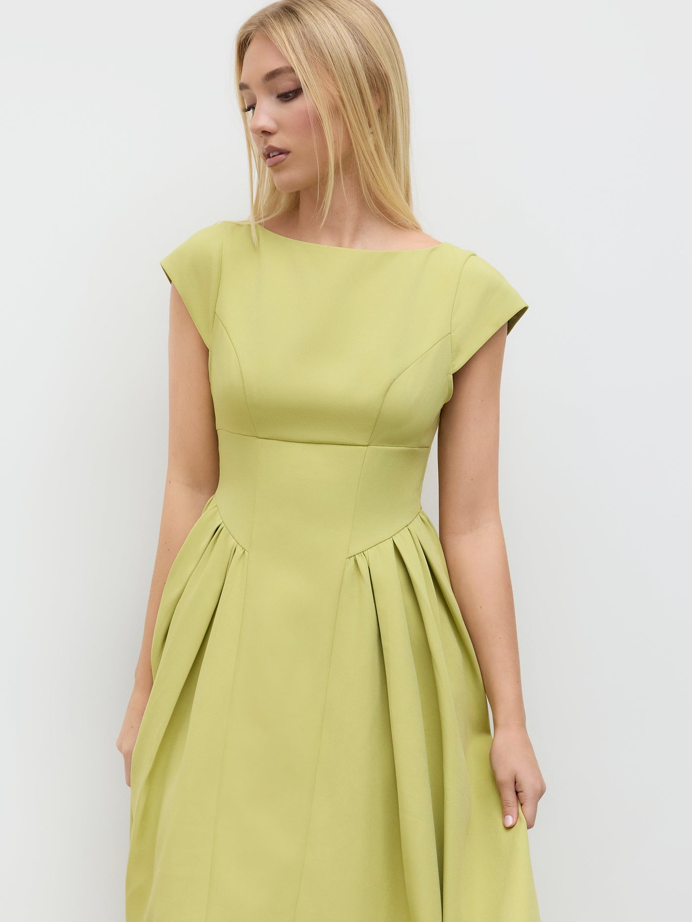 Vestido largo con cuello barco, espalda descubierta, aberturas y volante