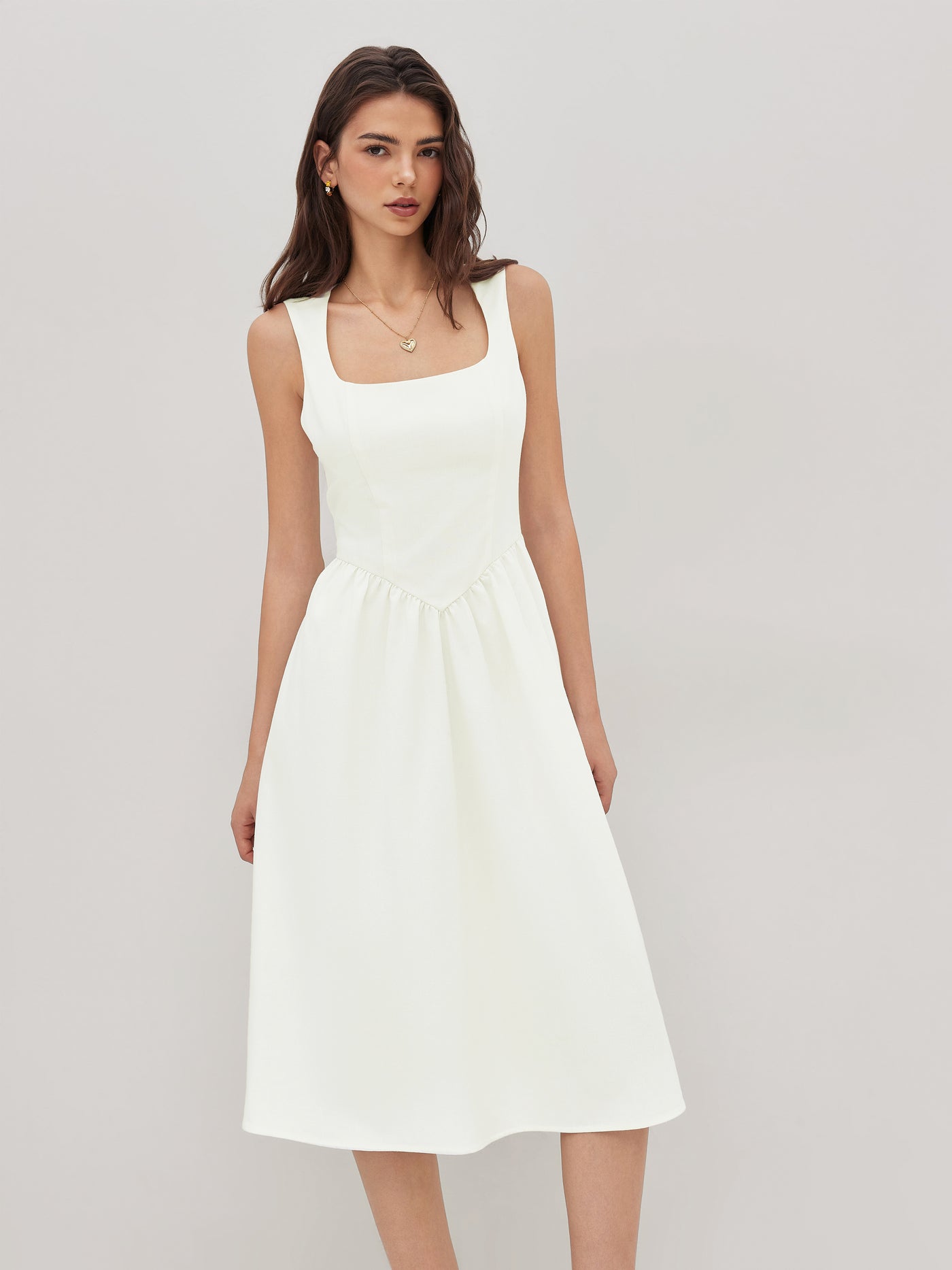 Vestido midi de mezcla de lino con cuello cuadrado y volante