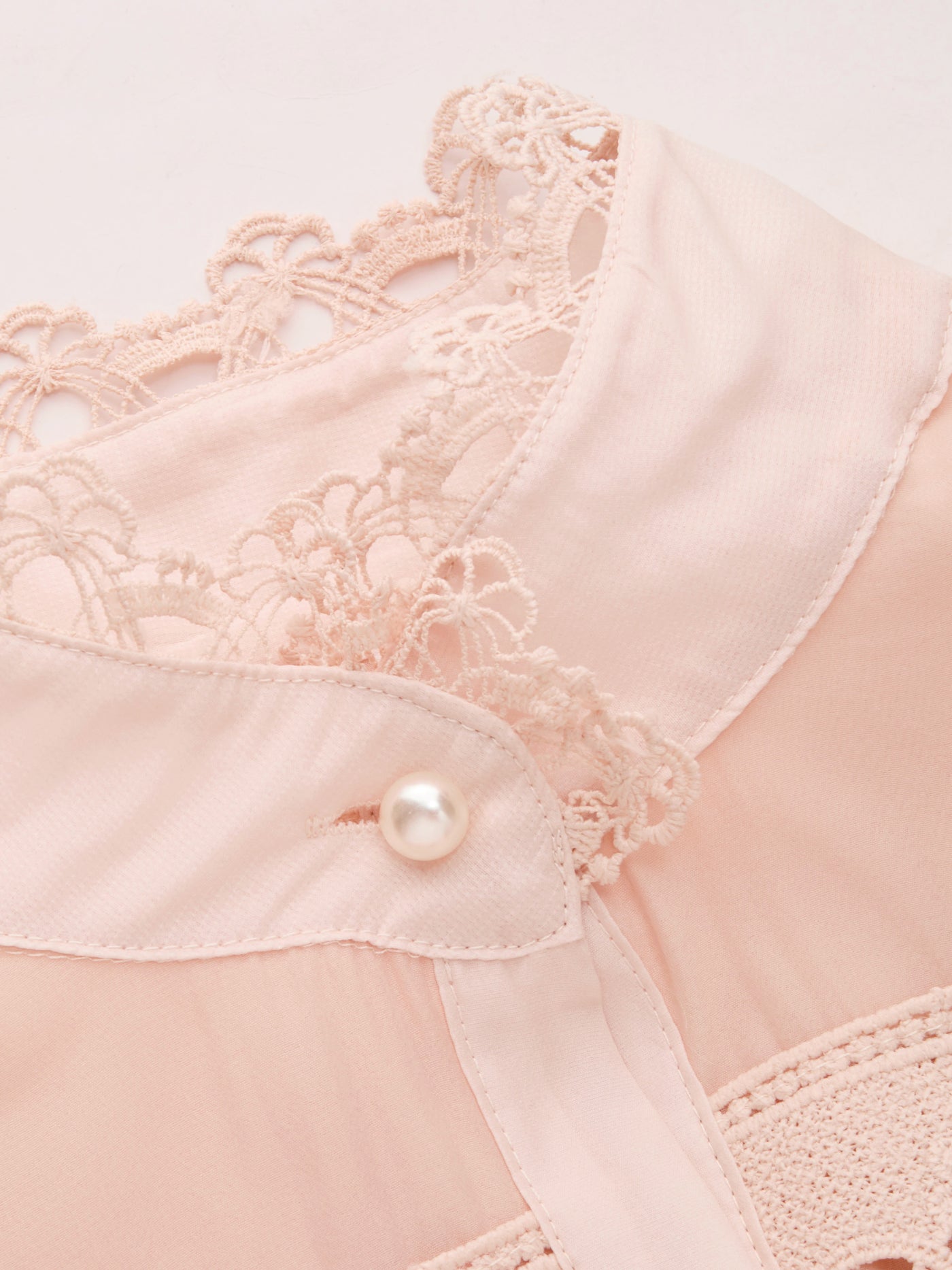 Vestido largo de gasa con cuello alto, guipur y botones de perla