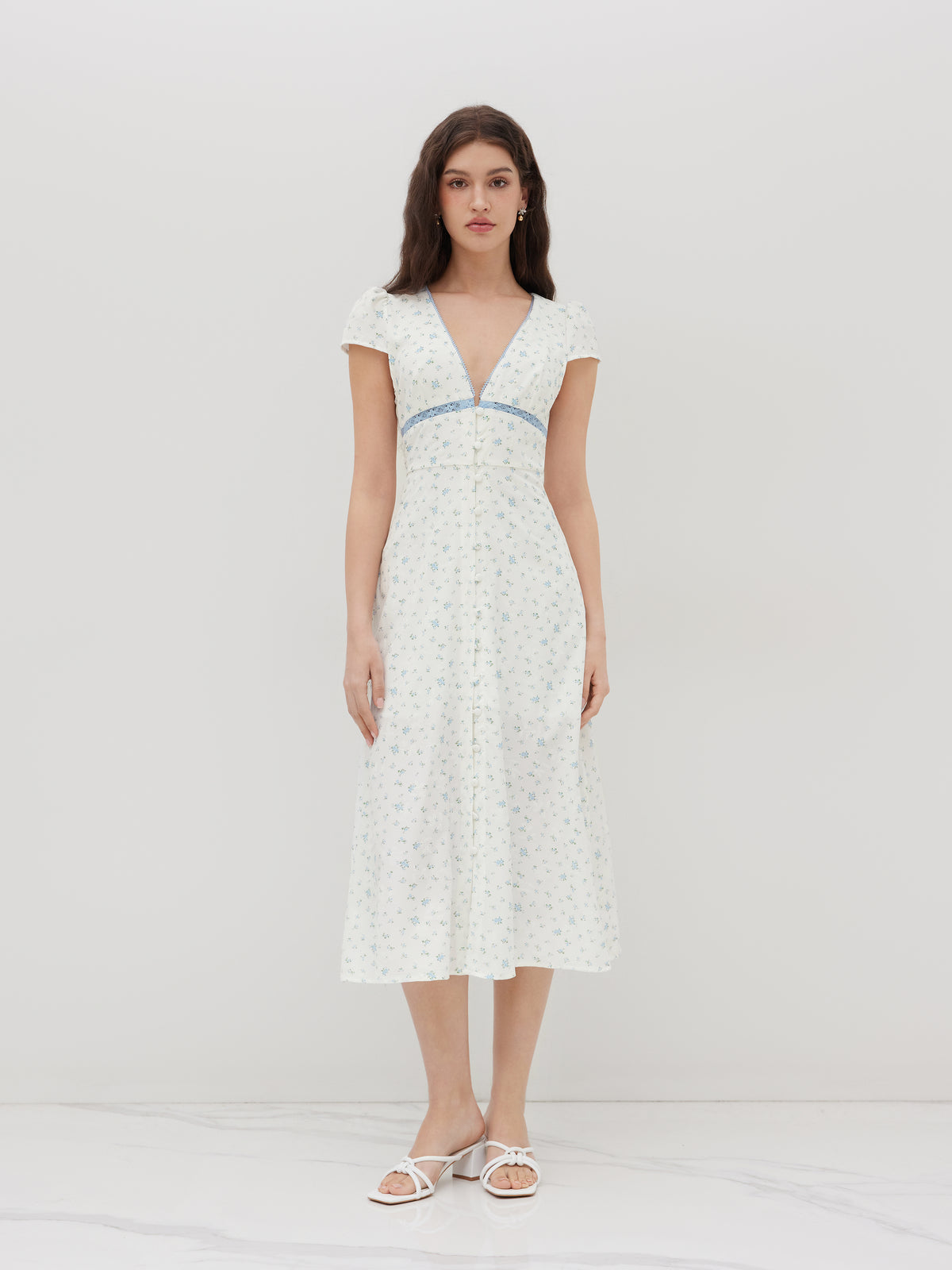 Vestido midi floral con cuello en V y botones
