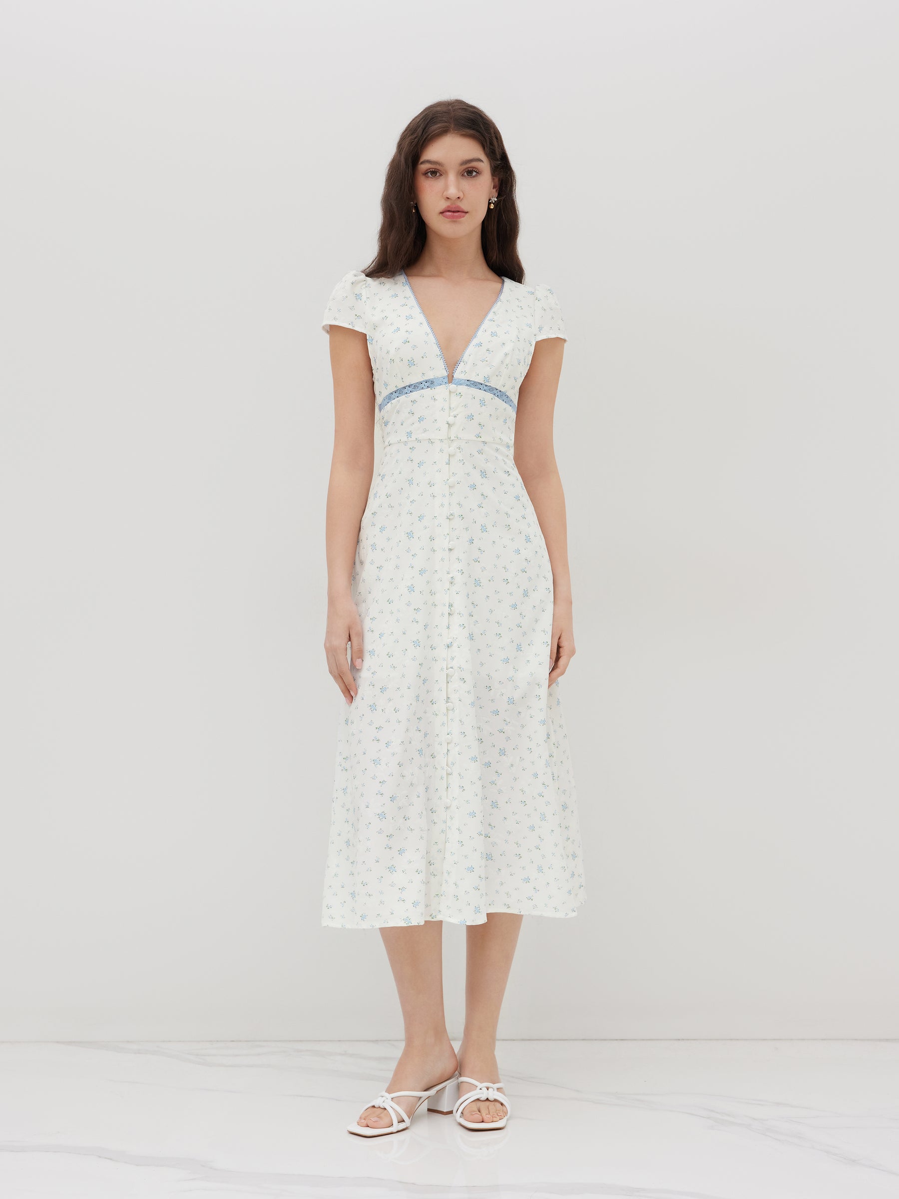 Vestido midi floral con cuello en V y botones