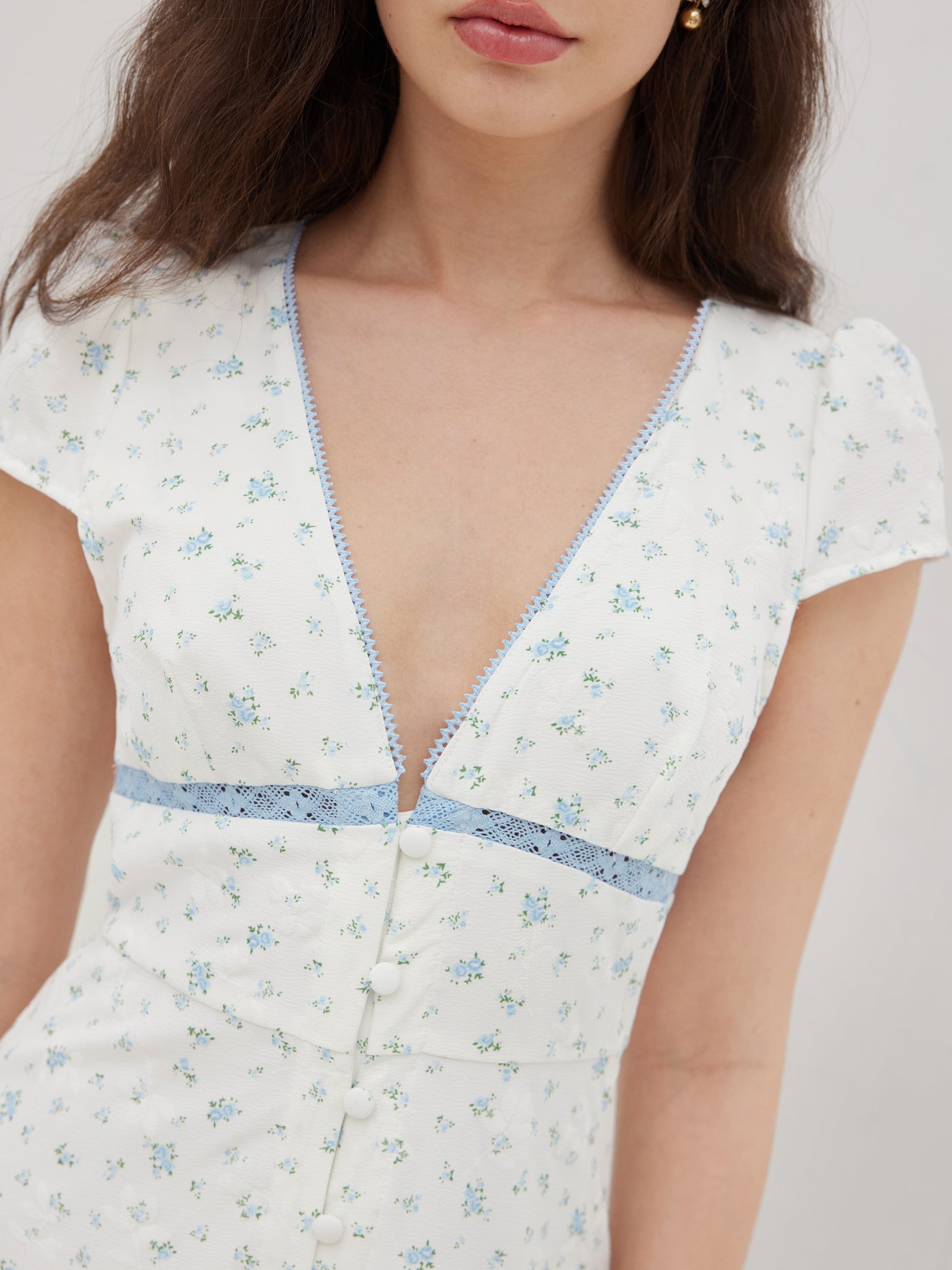 Vestido midi floral con cuello en V y botones