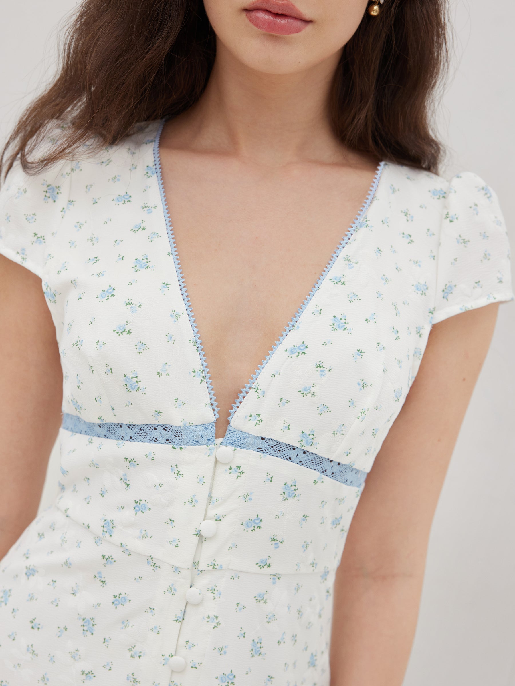 Vestido midi floral con cuello en V y botones
