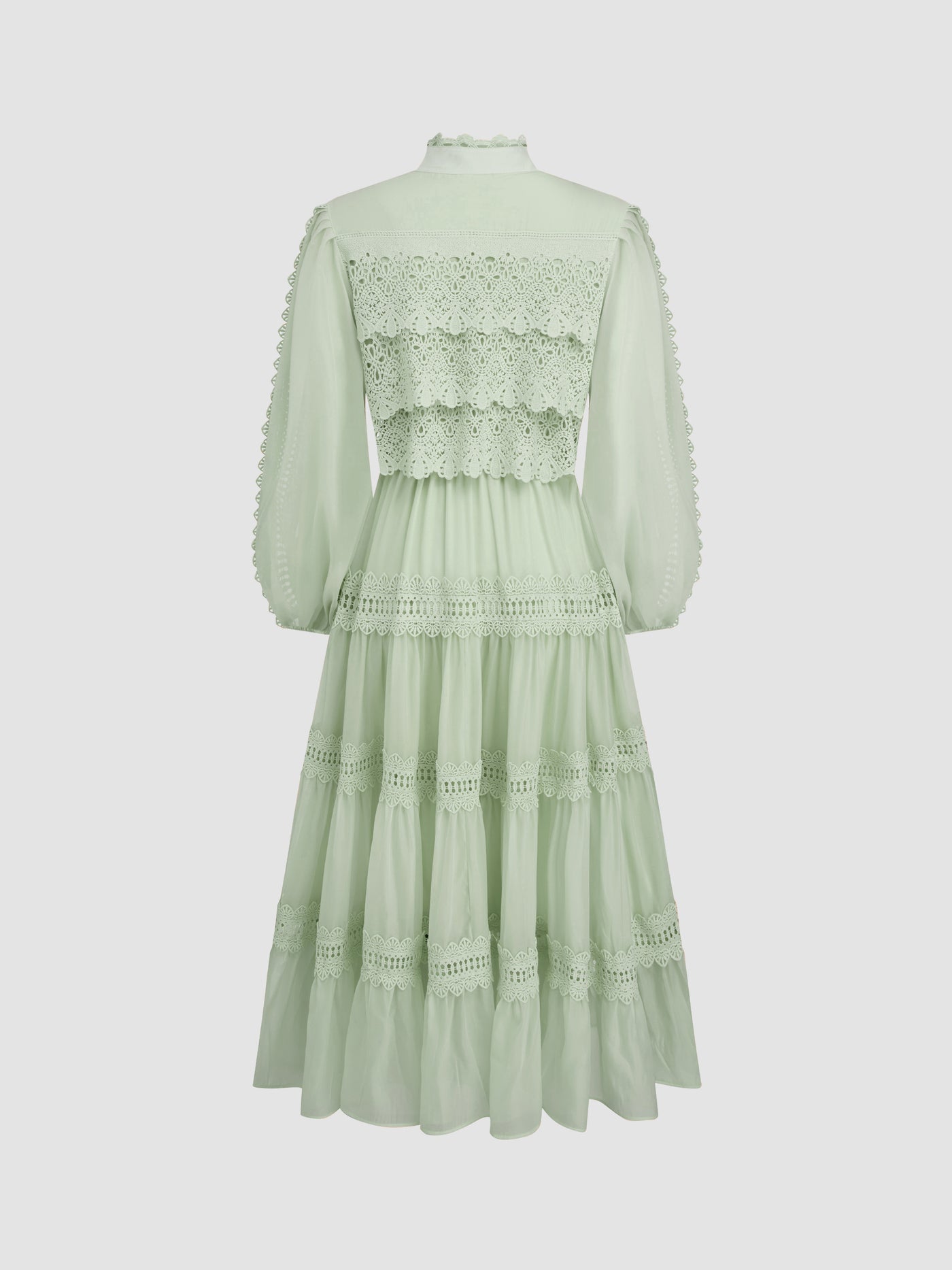 Vestido largo de gasa con cuello alto, guipur y botones de perla