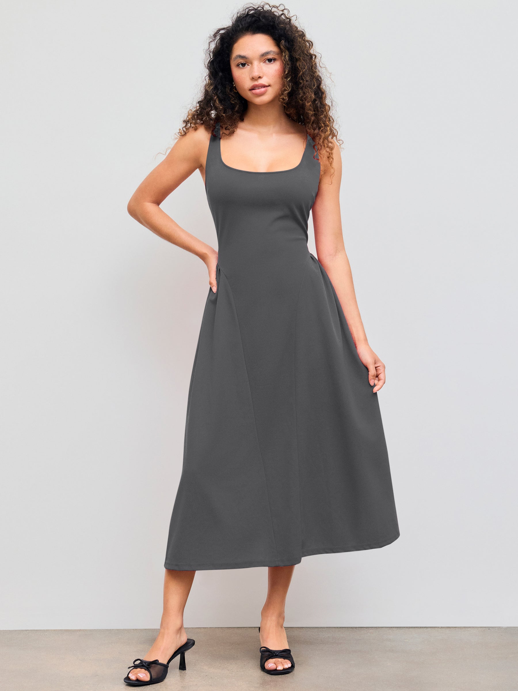 Vestido midi liso de tejido con cuello cuadrado