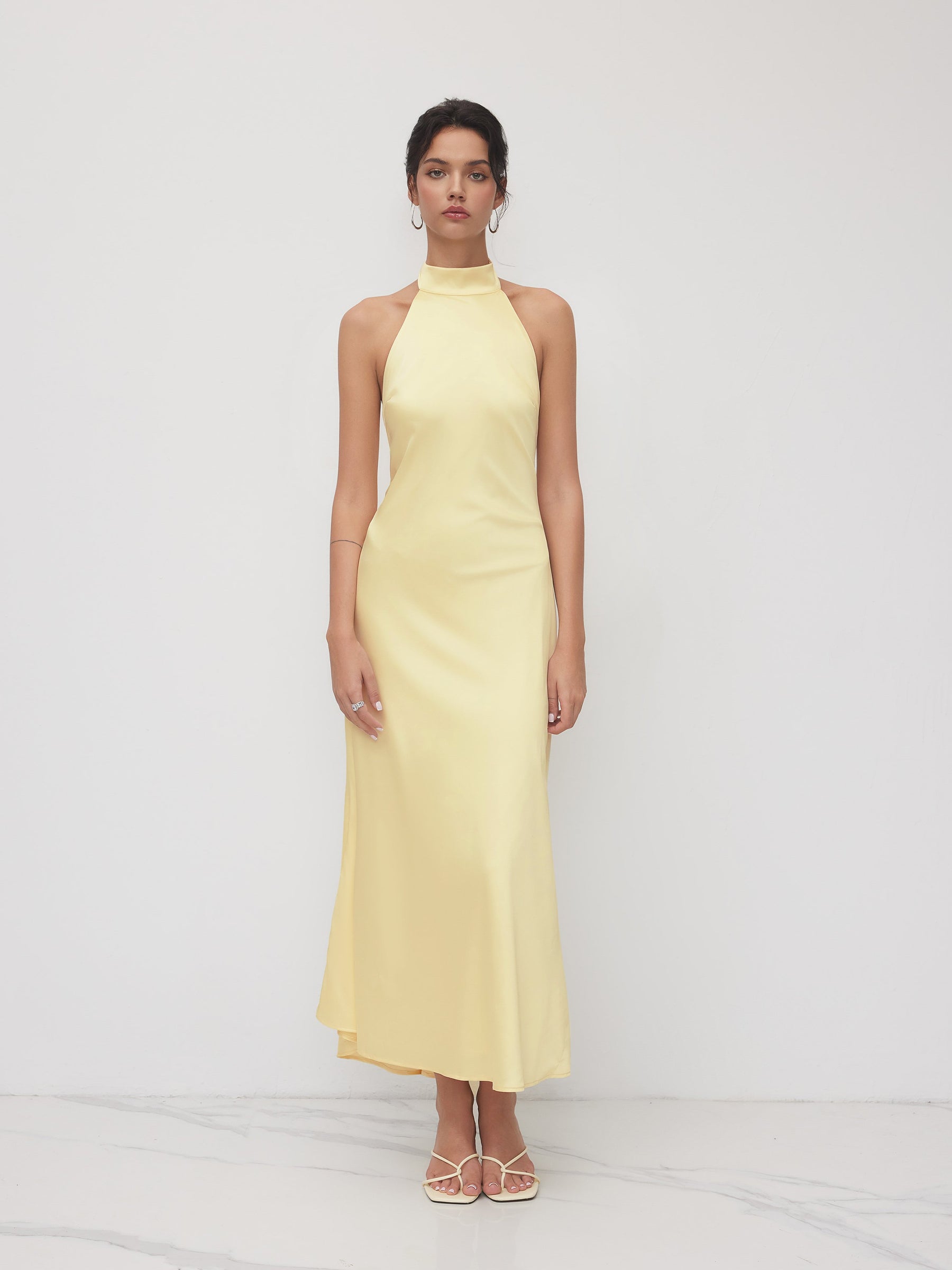 Vestido maxi satinado halter con espalda descubierta - Amarillo claro - imagen 1