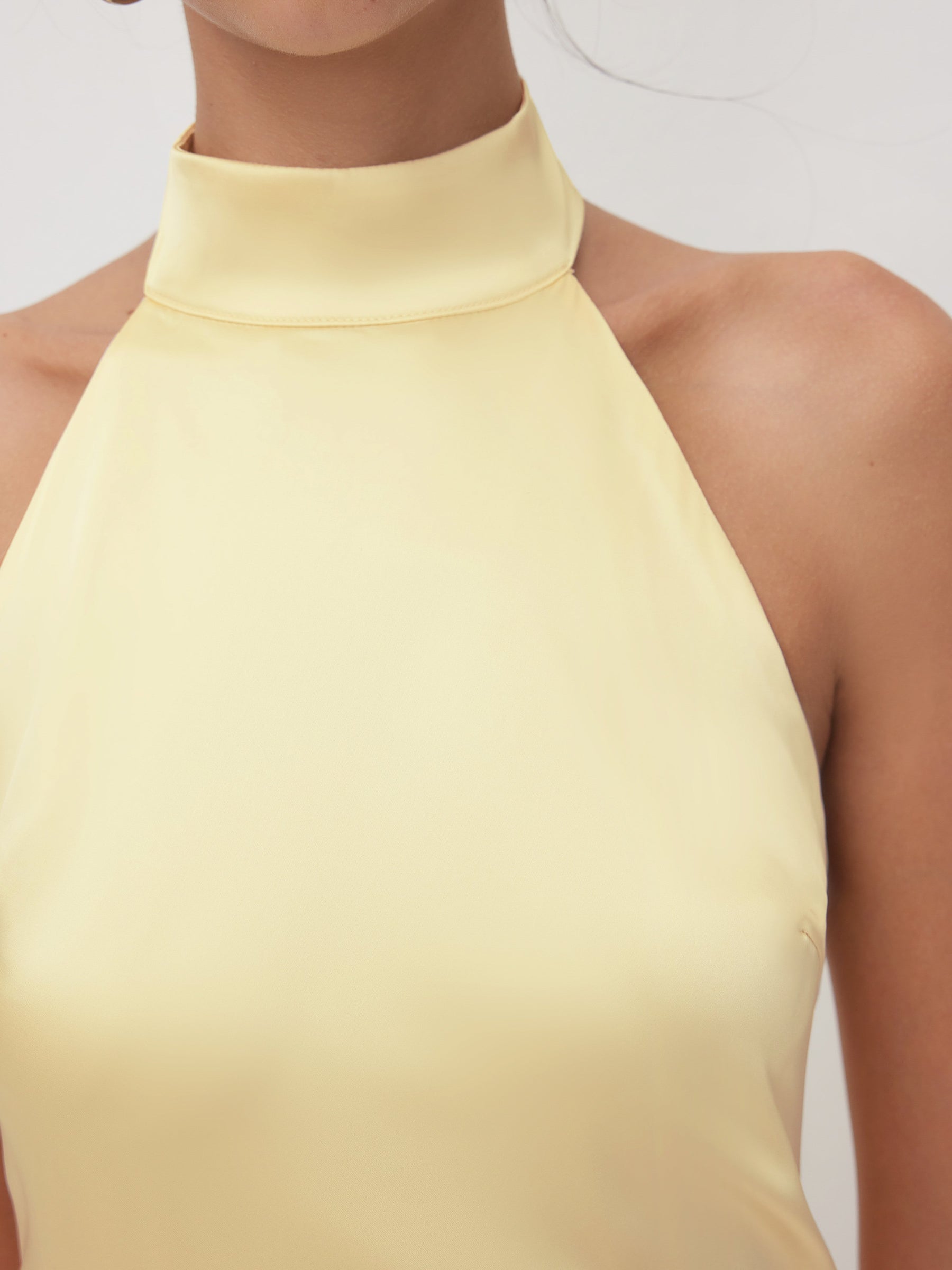 Vestido maxi satinado halter con espalda descubierta - Amarillo claro - imagen 5