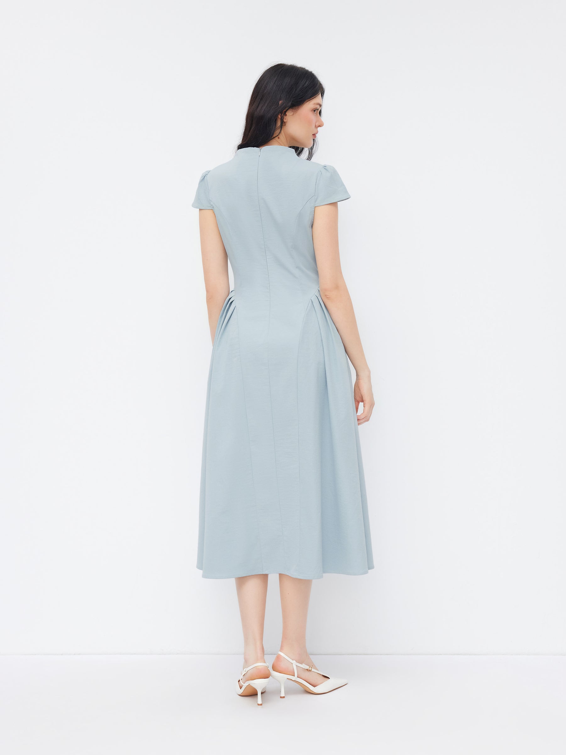 Vestido midi de cuello alto con volante y cremallera