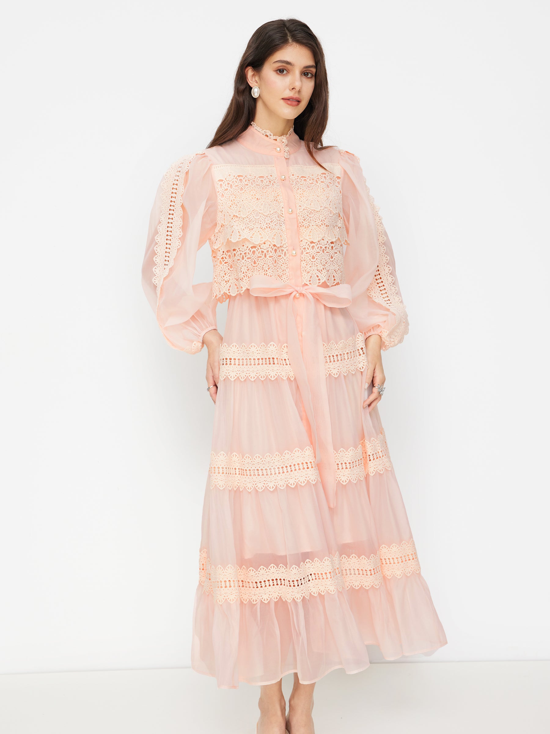 Vestido largo de gasa con cuello alto, guipur y botones de perla
