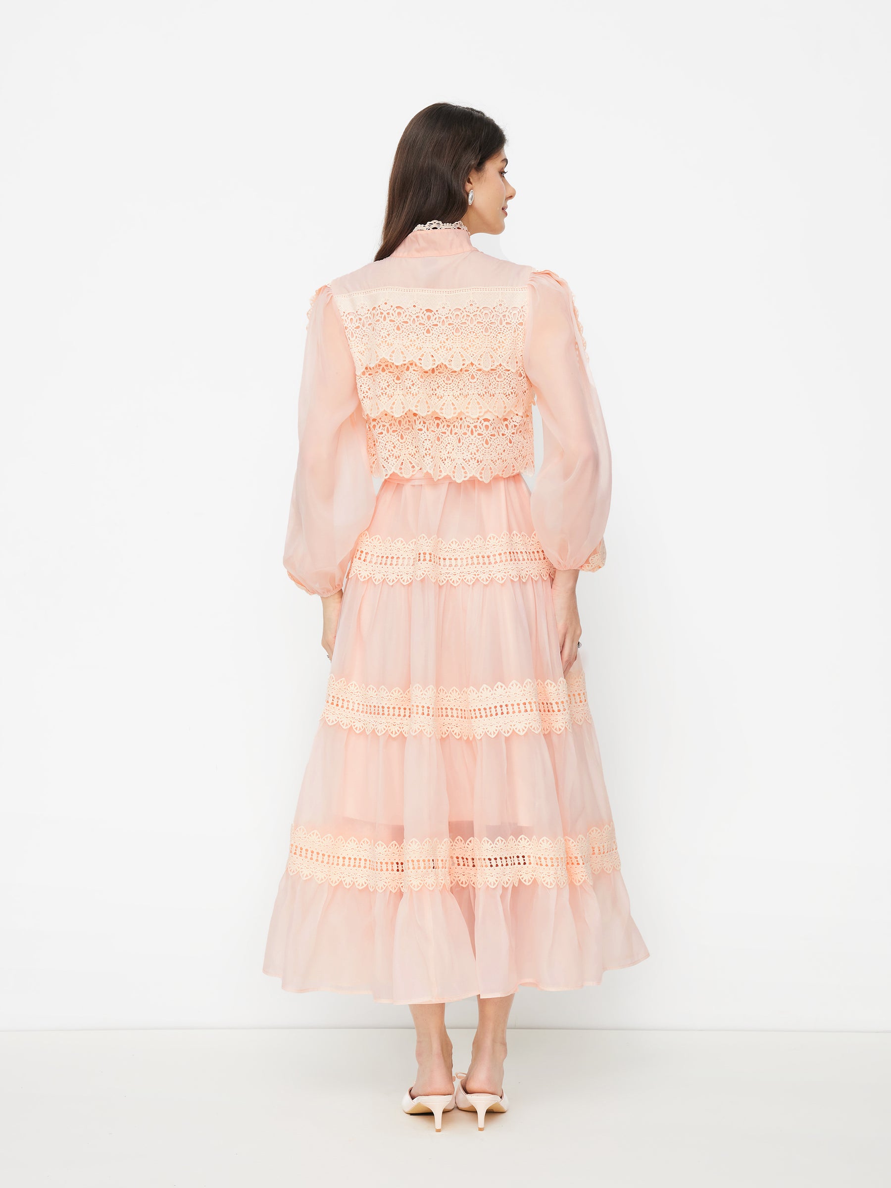 Vestido largo de gasa con cuello alto, guipur y botones de perla