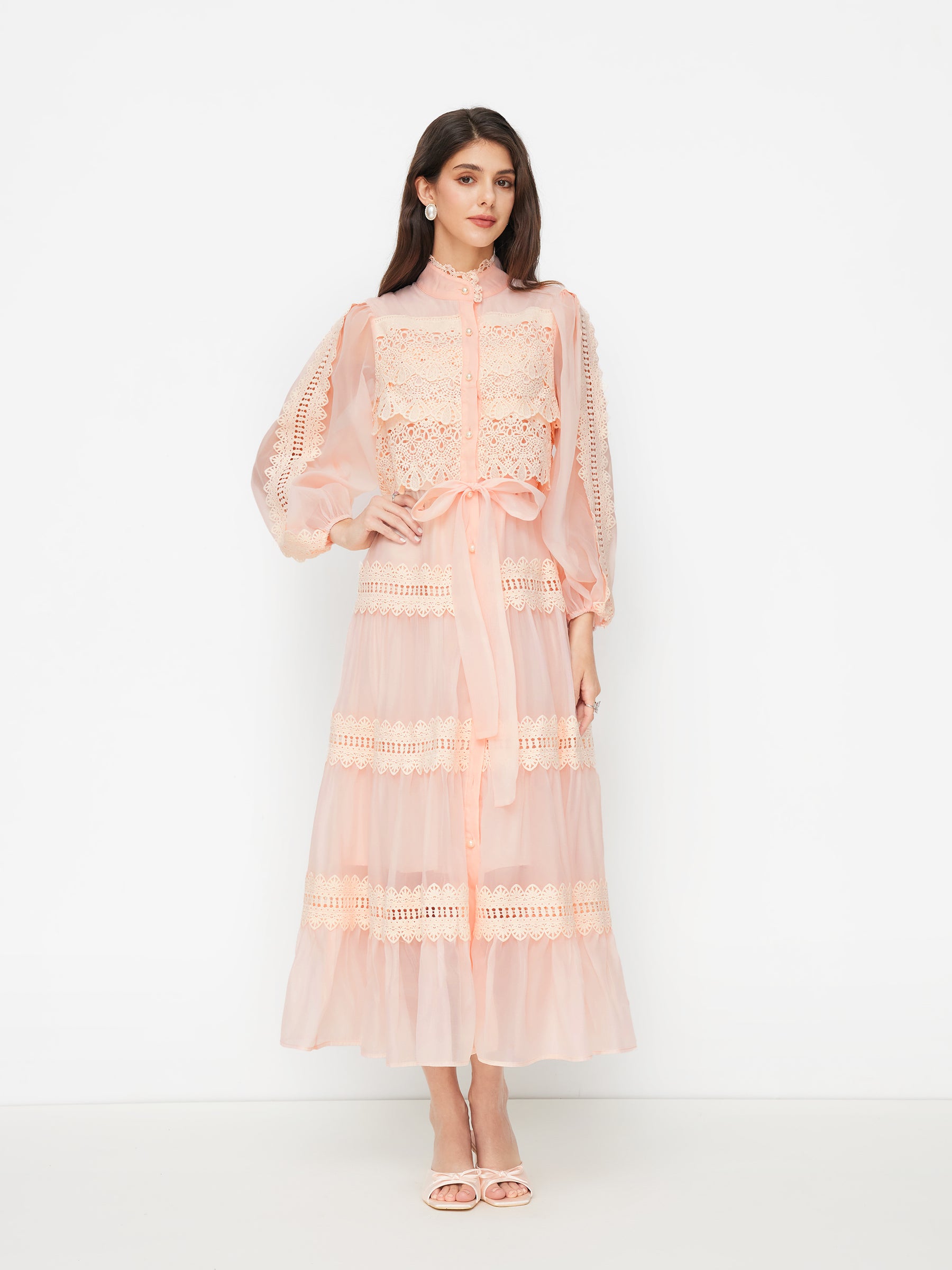 Vestido largo de gasa con cuello alto, guipur y botones de perla