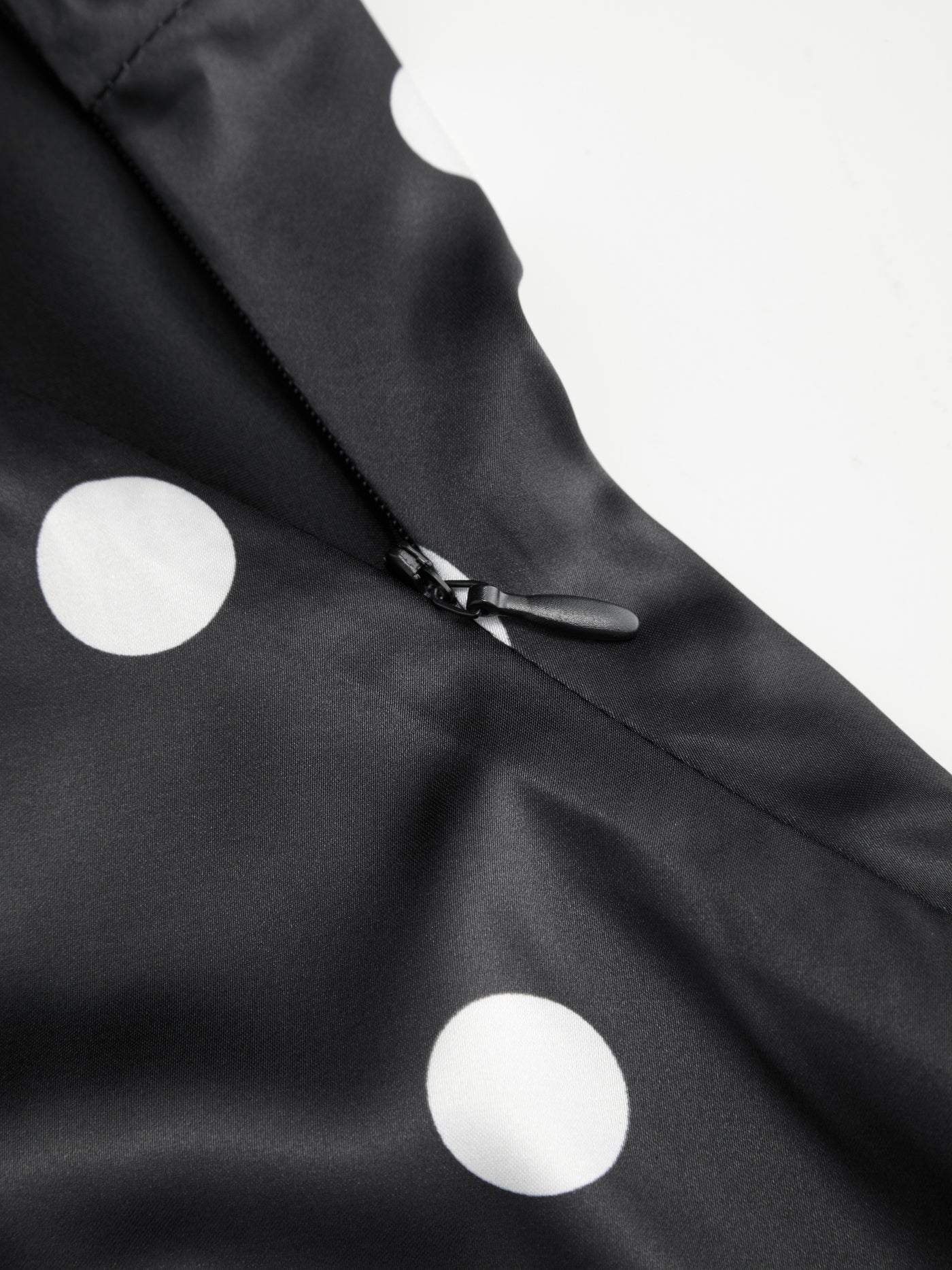Vestido maxi satinado halter con espalda descubierta - Negro y blanco - imagen 4
