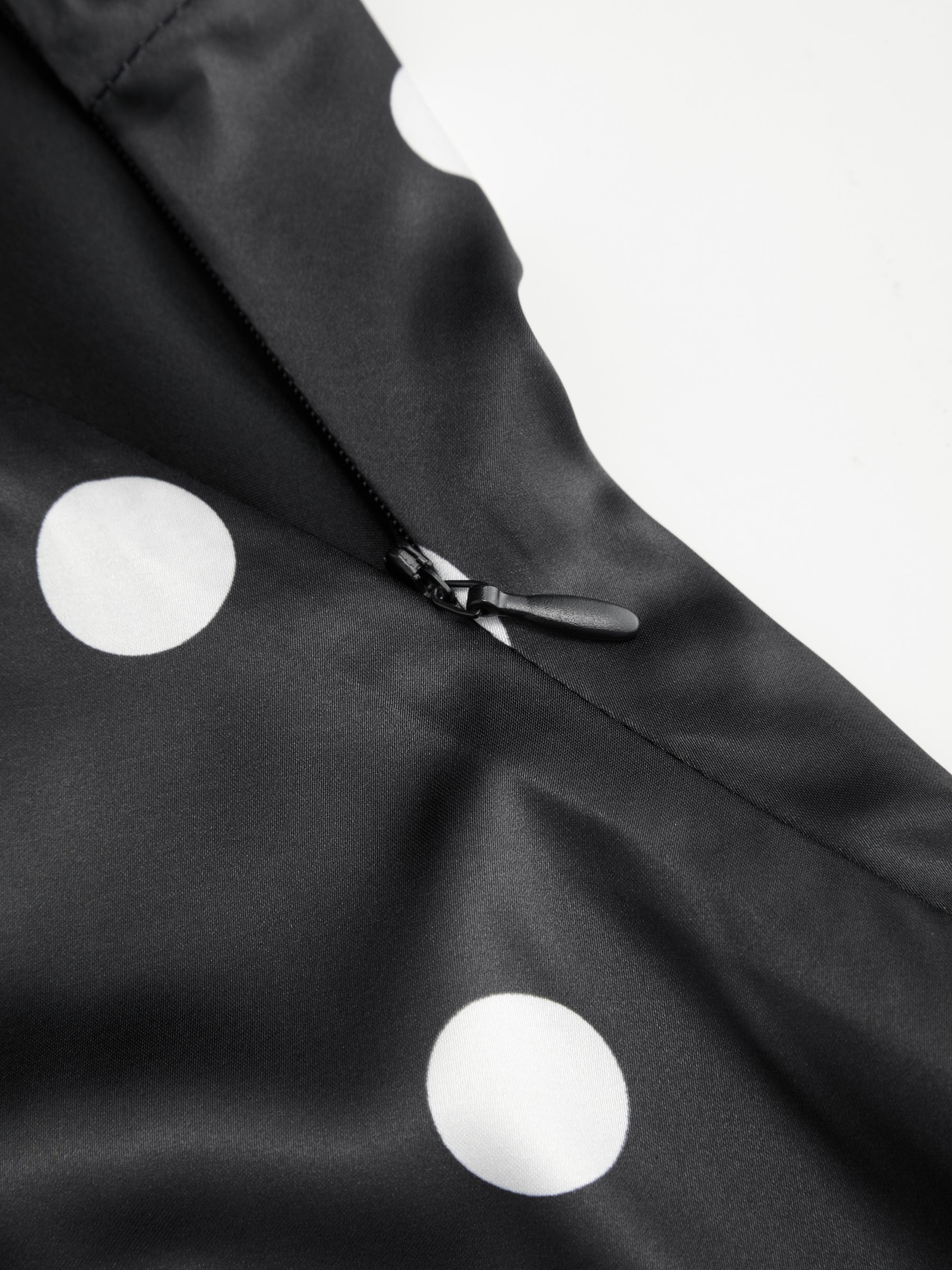 Vestido maxi satinado halter con espalda descubierta - Negro y blanco - imagen 4