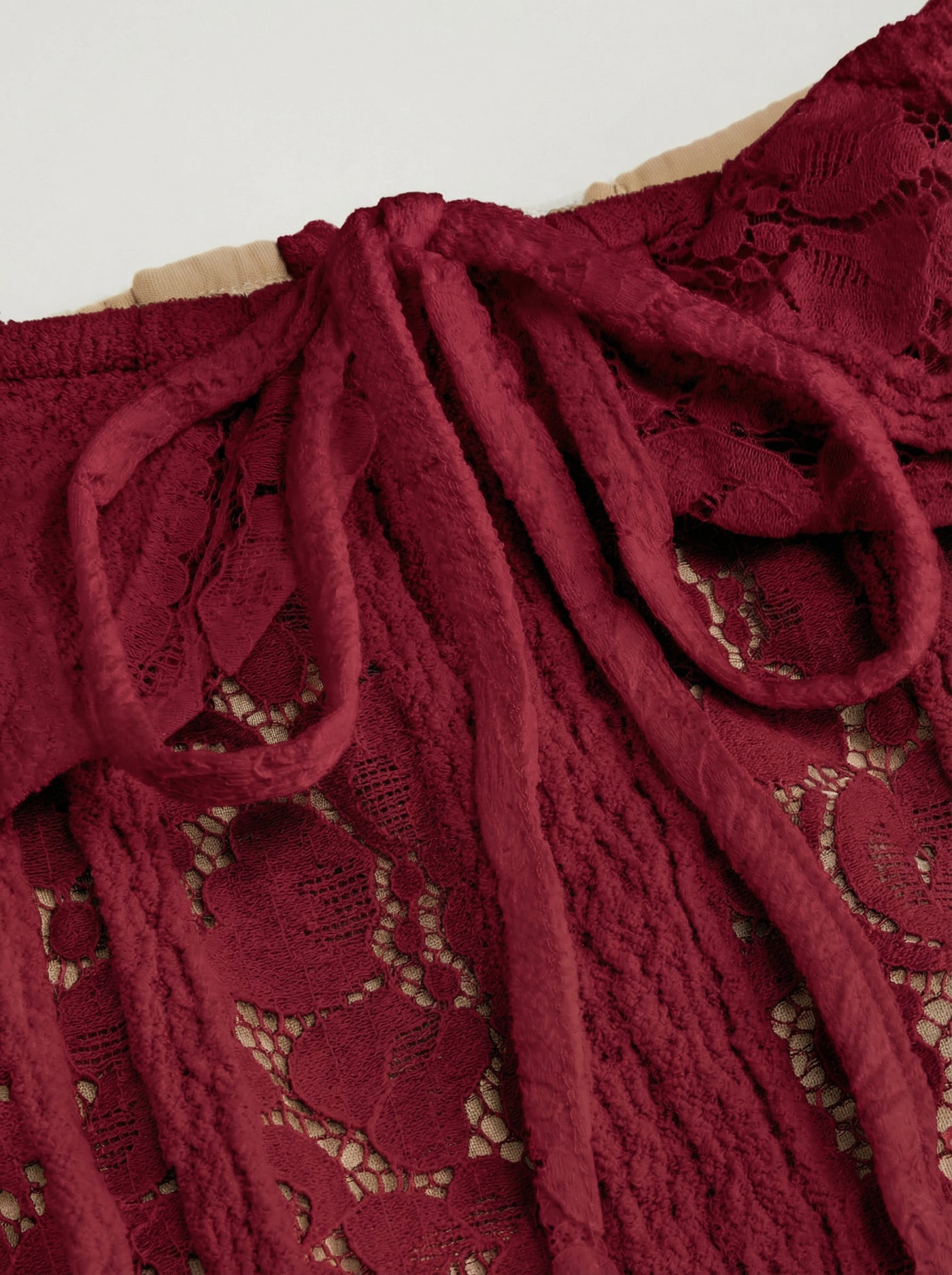 Vestido largo evasé de encaje con hombros descubiertos y nudo