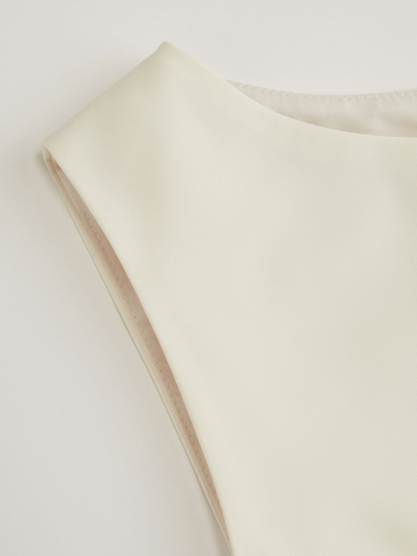 Conjunto de vestido midi y capa superpuesta con flecos, cuello alto y manga campana
