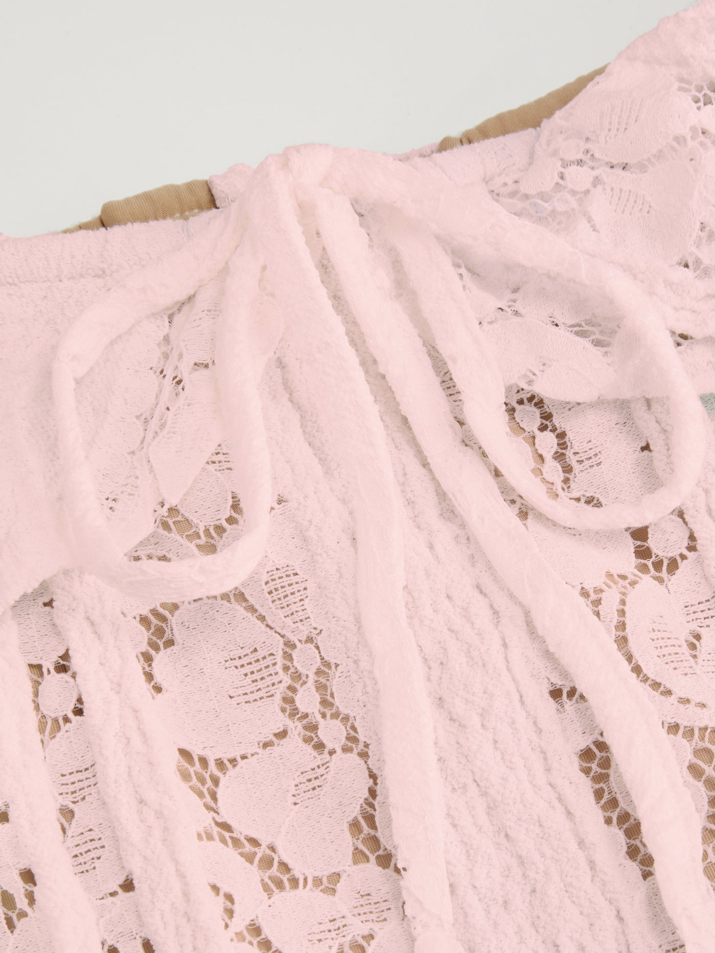 Vestido largo evasé de encaje con hombros descubiertos y nudo
