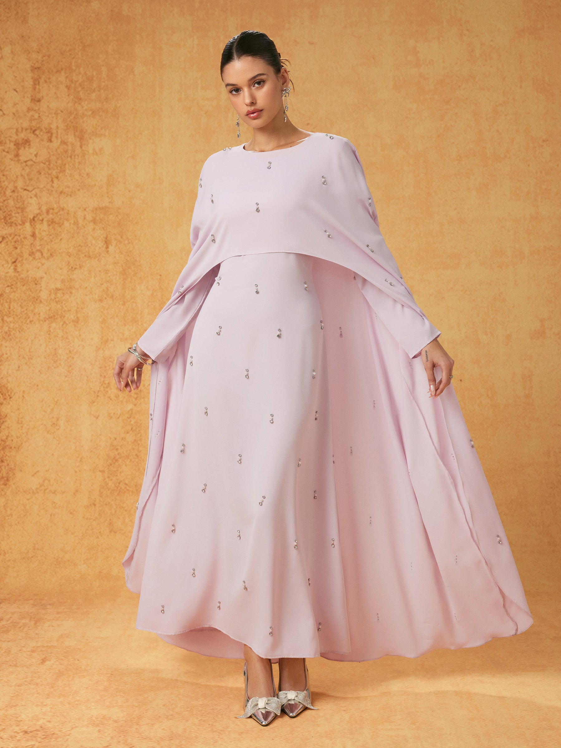 Vestido largo efecto capas con cuello redondo y pedrería