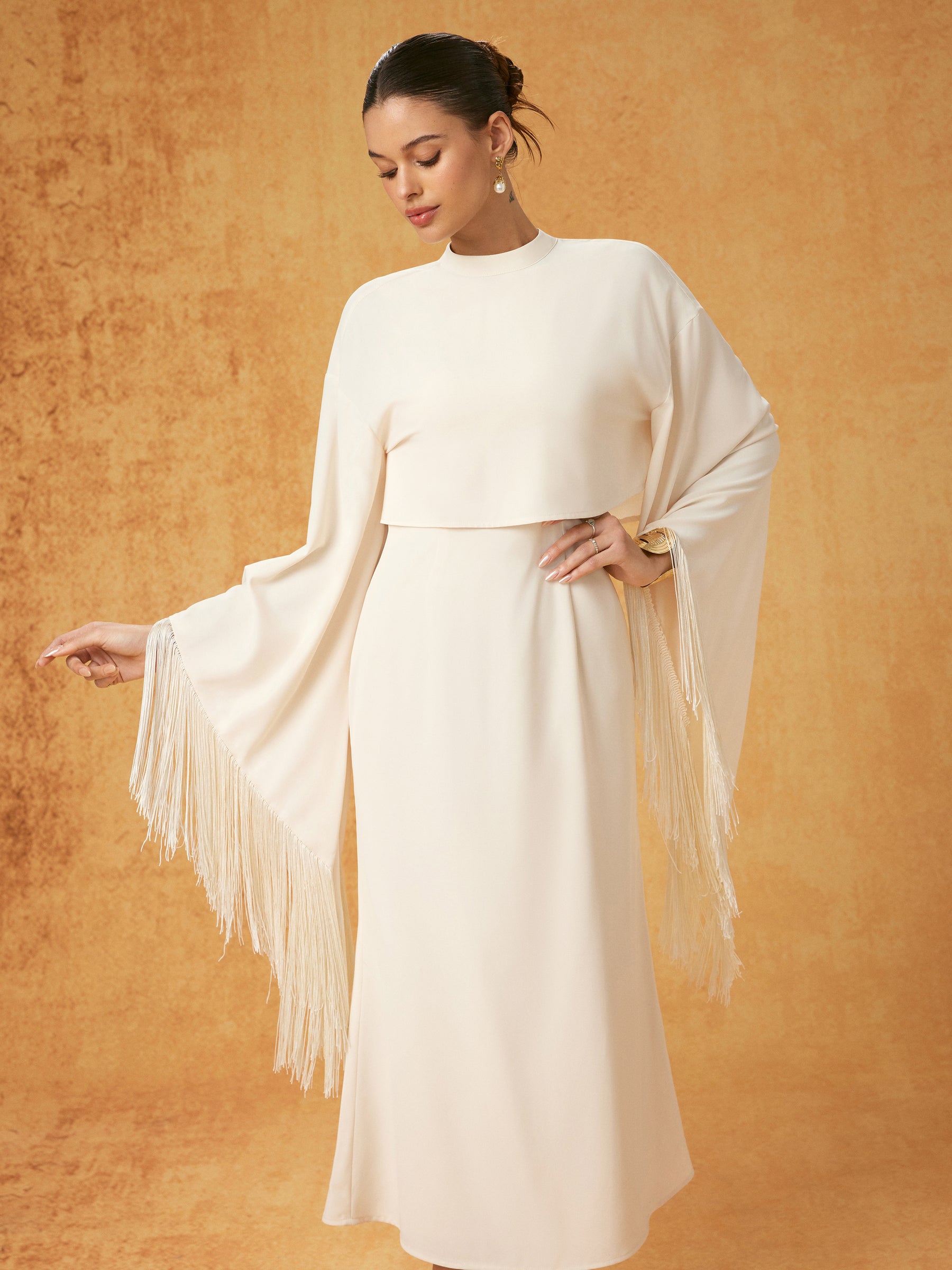 Conjunto de vestido midi y capa superpuesta con flecos, cuello alto y manga campana