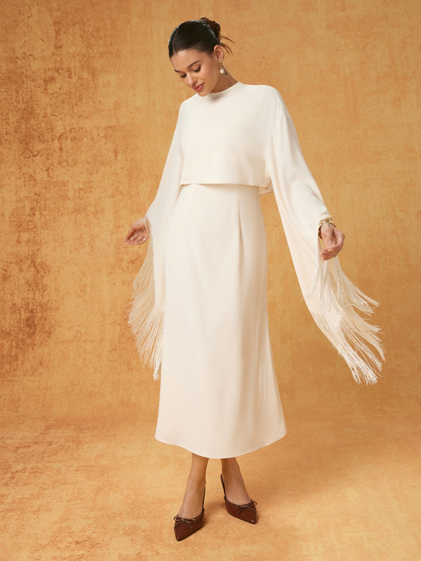 Conjunto de vestido midi y capa superpuesta con flecos, cuello alto y manga campana