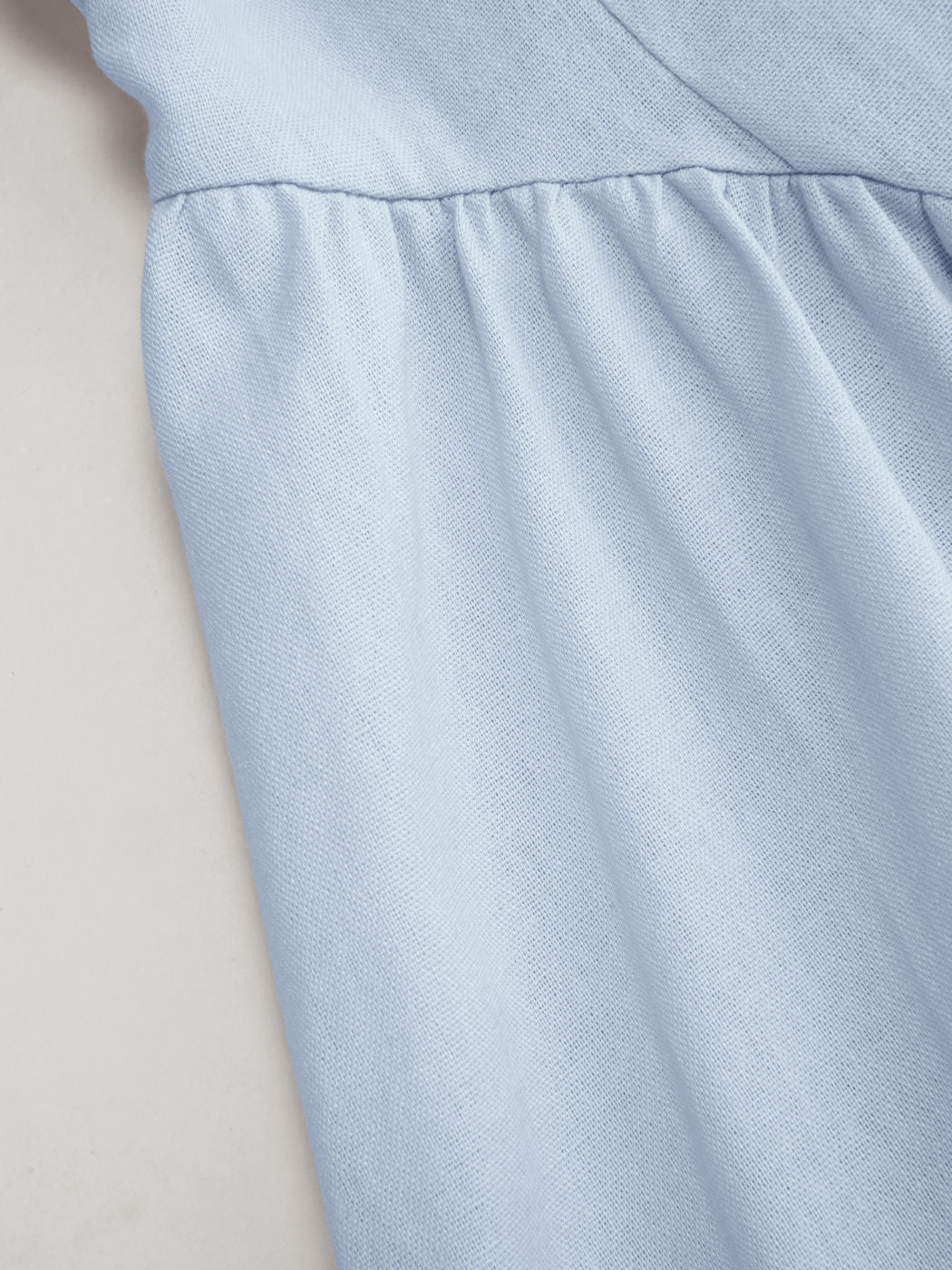 Vestido largo evasé con cuello en U, volantes y lazada - Azul bebé