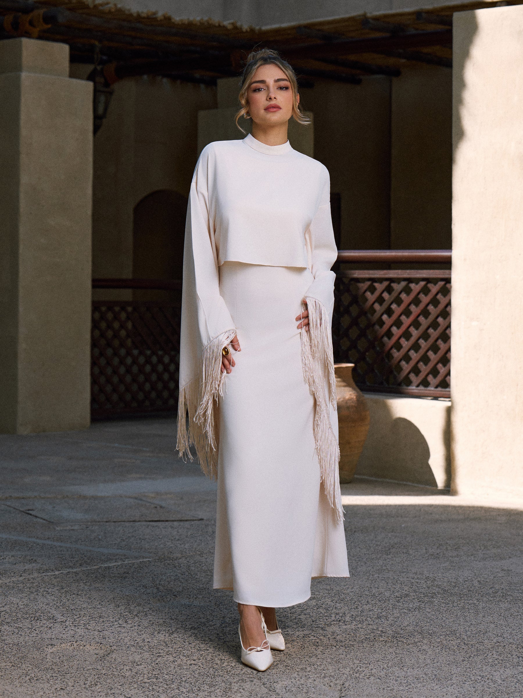 Conjunto de vestido midi y capa superpuesta con flecos, cuello alto y manga campana