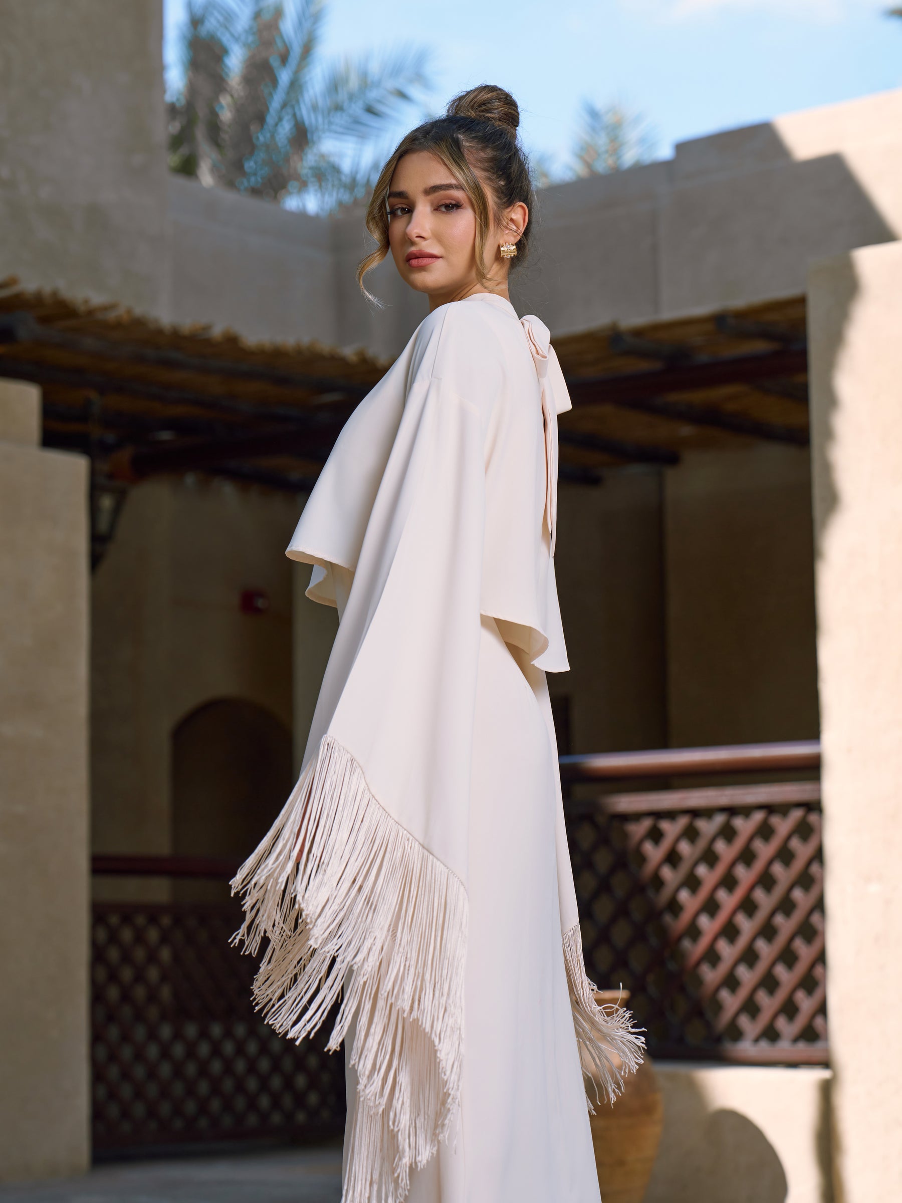 Conjunto de vestido midi y capa superpuesta con flecos, cuello alto y manga campana