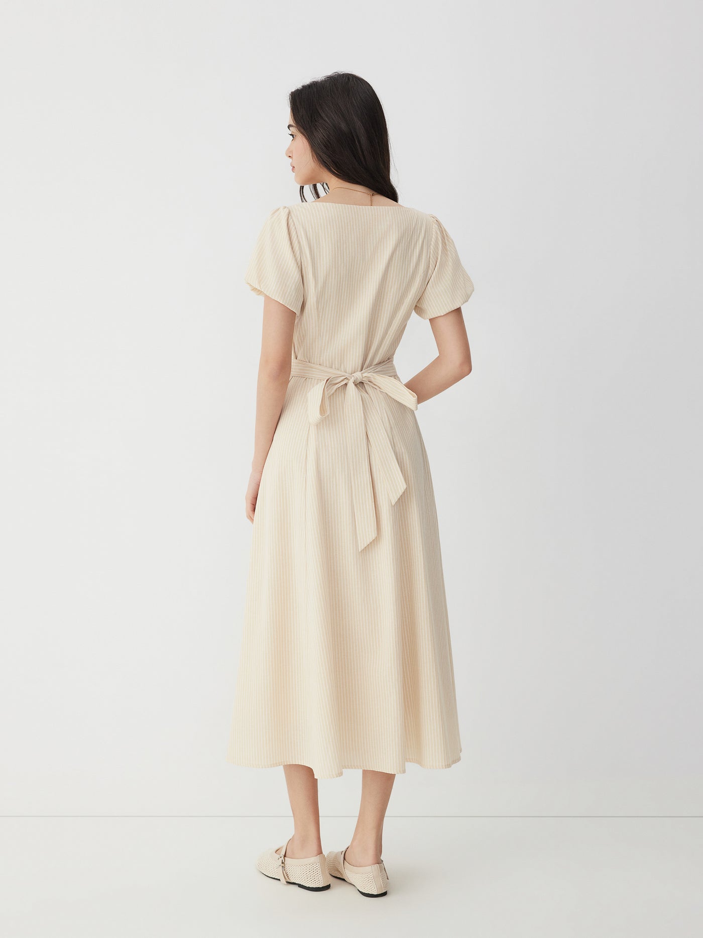Vestido largo de mezcla de algodón a rayas con fruncido y lazada en la espalda