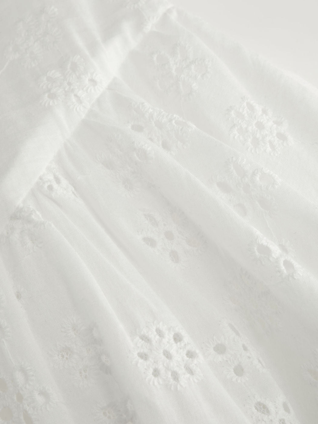 Vestido largo floral de algodón con escote corazón, lazada y volantes - Blanco