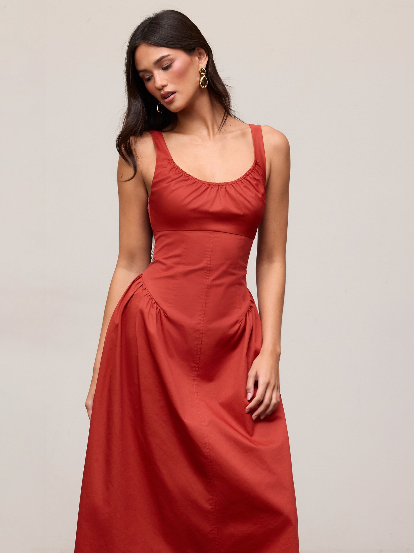 Vestido midi línea A de algodón con escote redondo