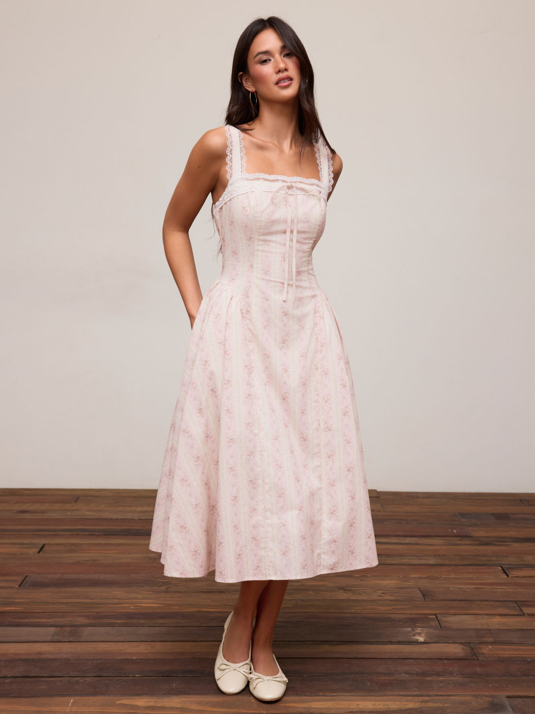 Vestido largo floral de algodón con escote corazón, lazada y volantes - Rosa