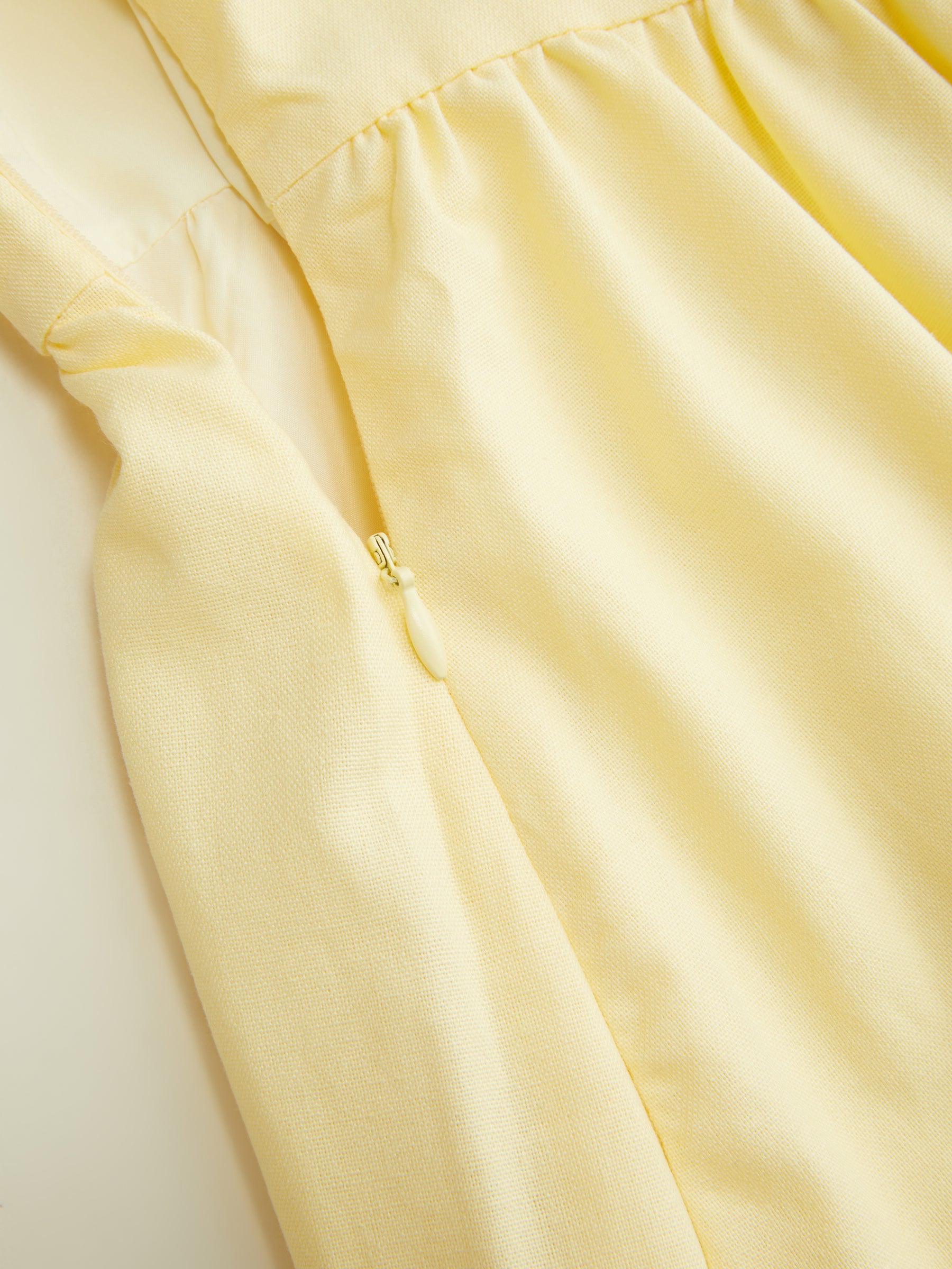 Vestido midi de mezcla de lino con cuello cuadrado y volante