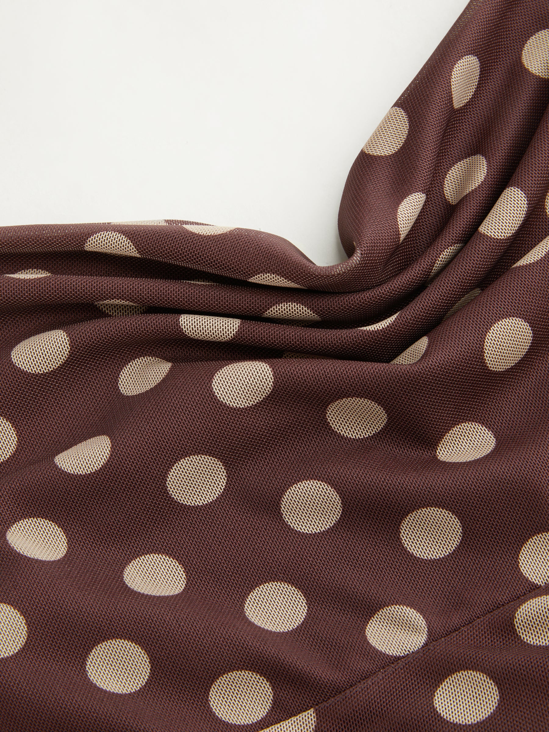 Vestido largo sirena de malla con lunares, panel de encaje y talle alto